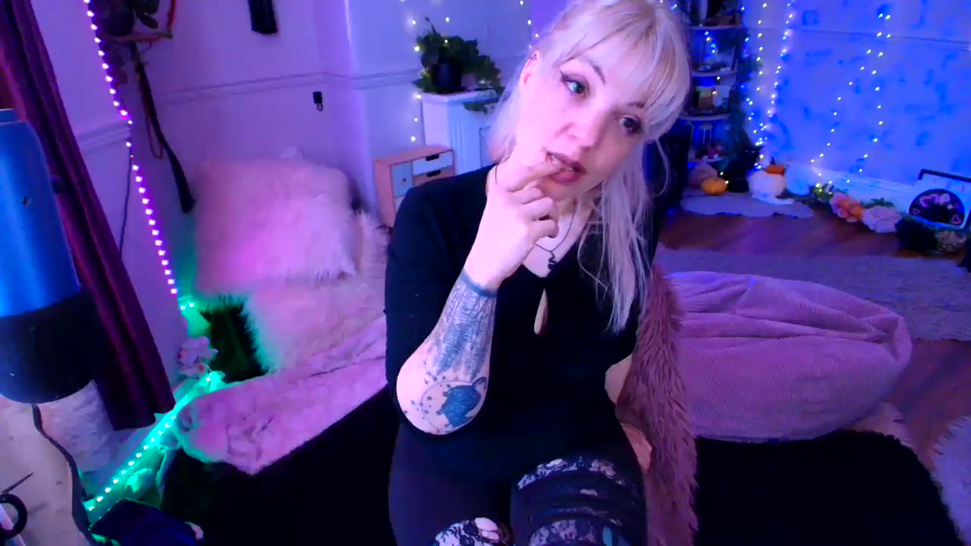 Gallery image thumbnail from LunaWolfie's myfreecams stream on, 03/20/2026, 16:30 image 19 of 20