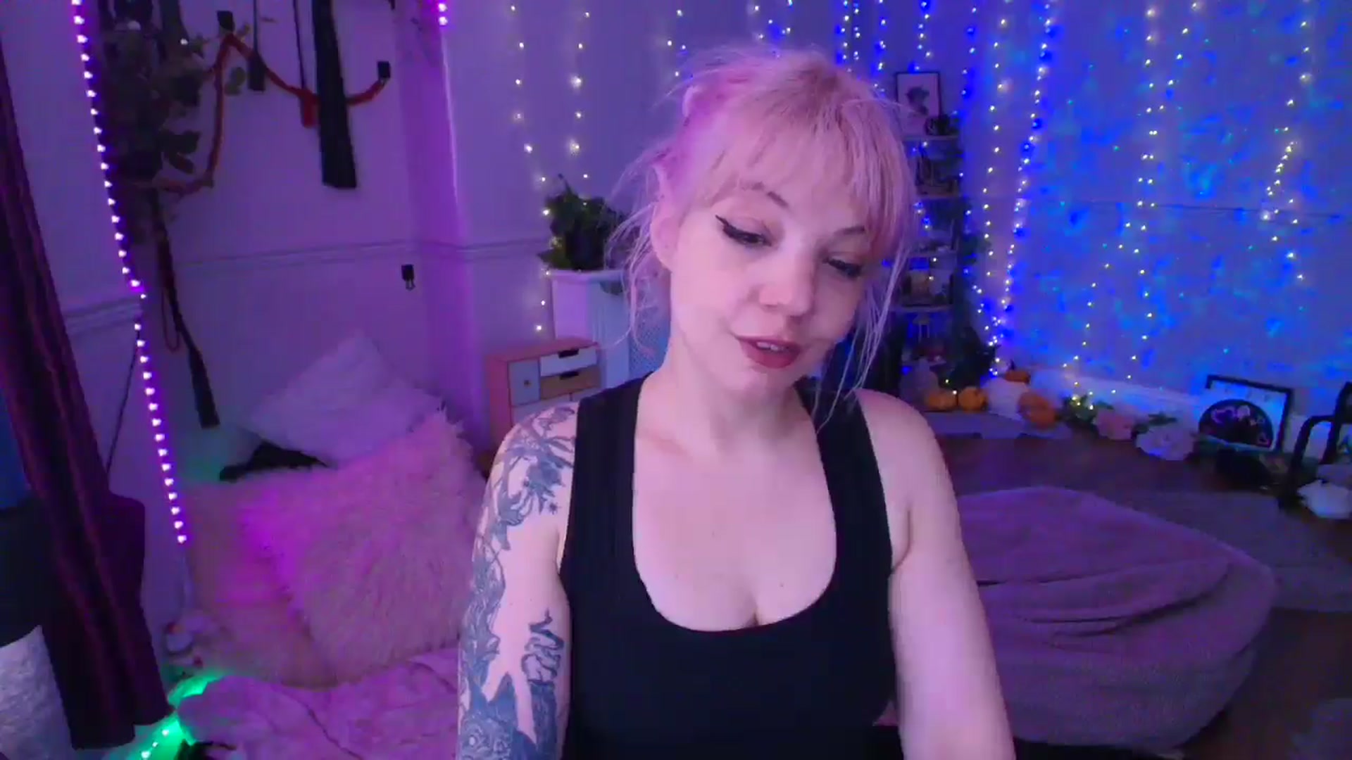 Gallery image thumbnail from LunaWolfie's myfreecams stream on, 03/28/2026, 16:37 image 2 of 20