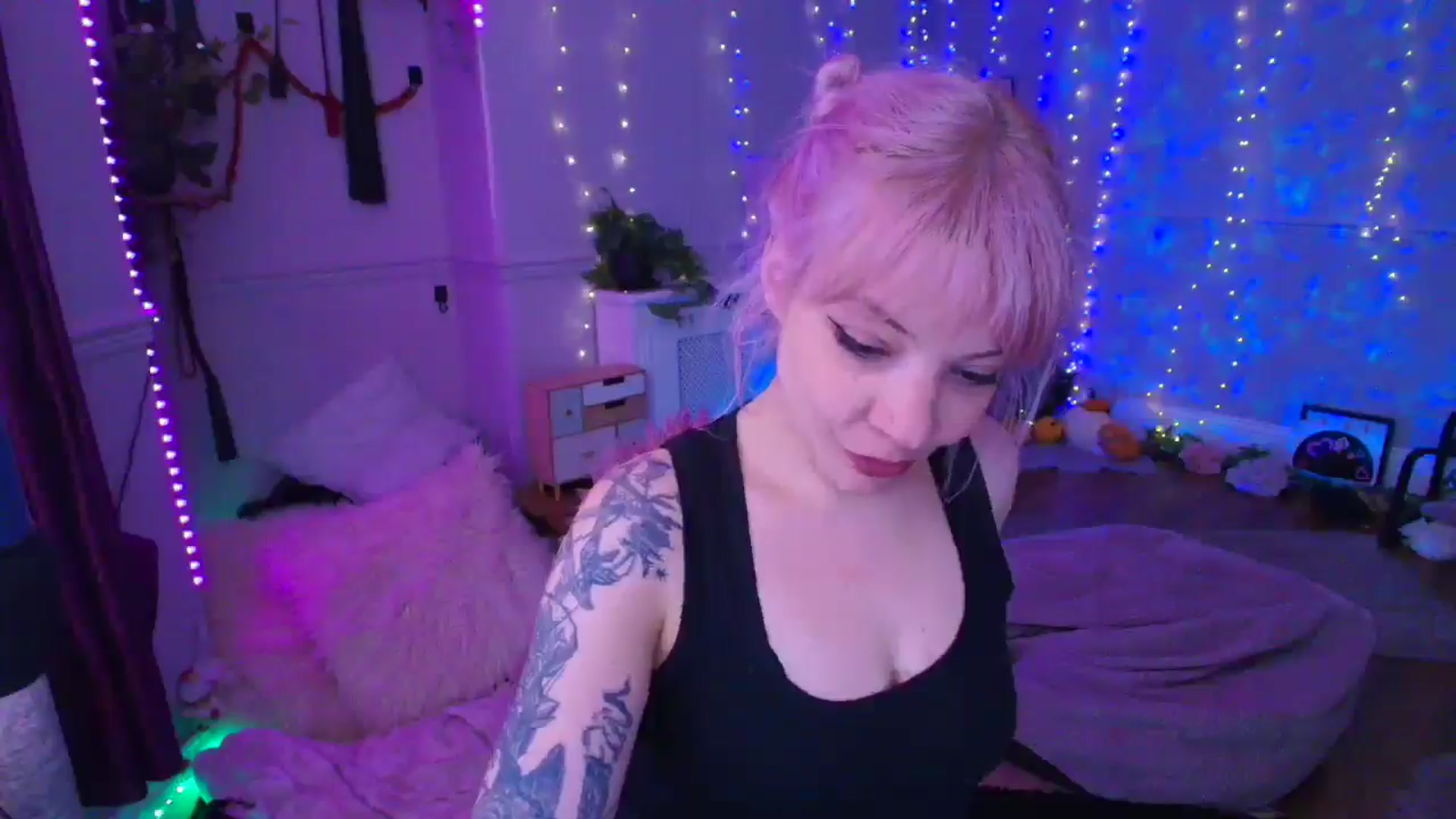 Gallery image thumbnail from LunaWolfie's myfreecams stream on, 03/28/2026, 16:37 image 6 of 20