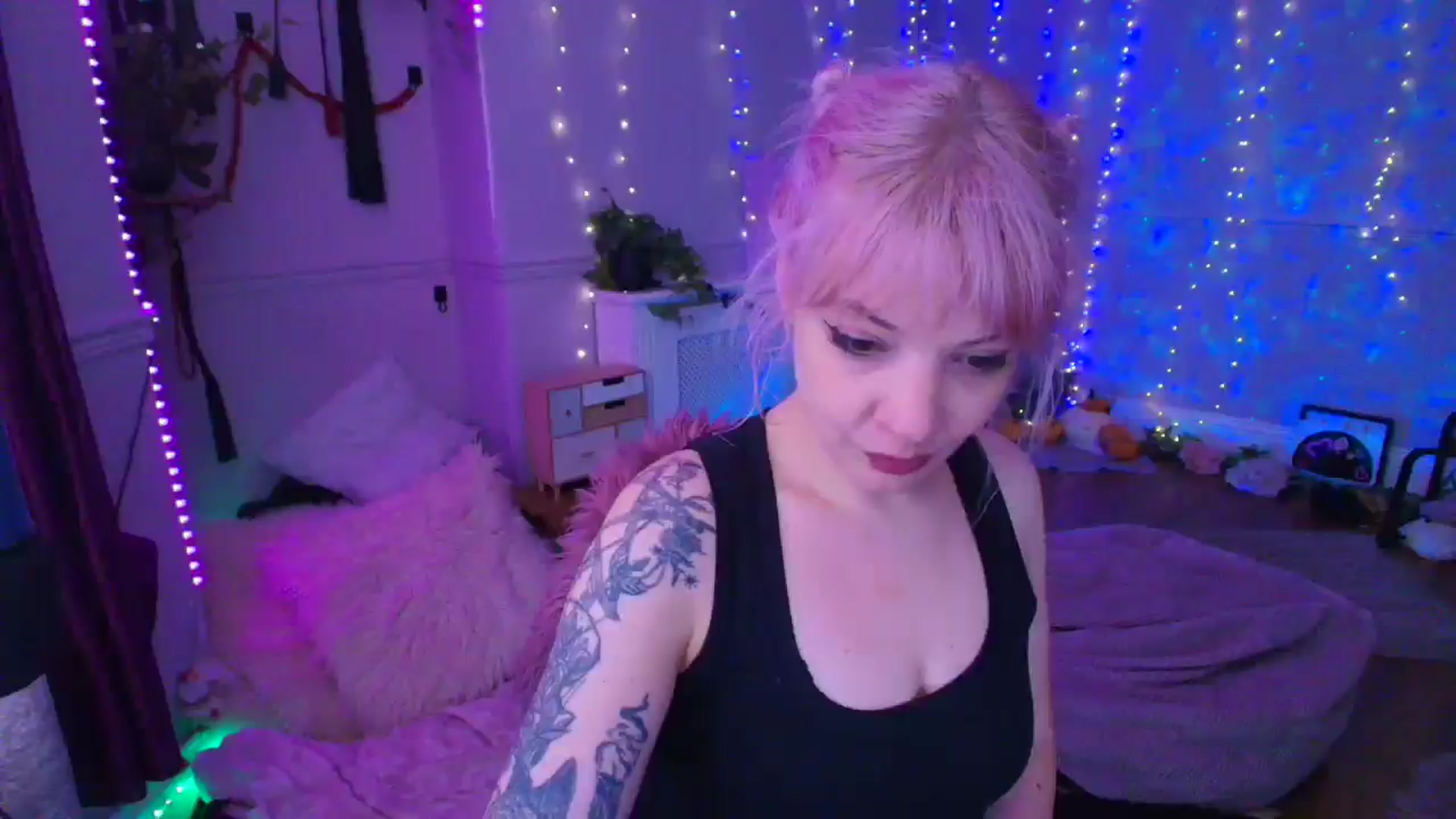 Gallery image thumbnail from LunaWolfie's myfreecams stream on, 03/28/2026, 16:37 image 5 of 20