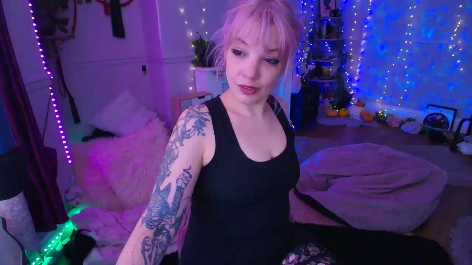 Gallery image thumbnail from LunaWolfie's myfreecams stream on, 03/28/2026, 16:37 image 9 of 20