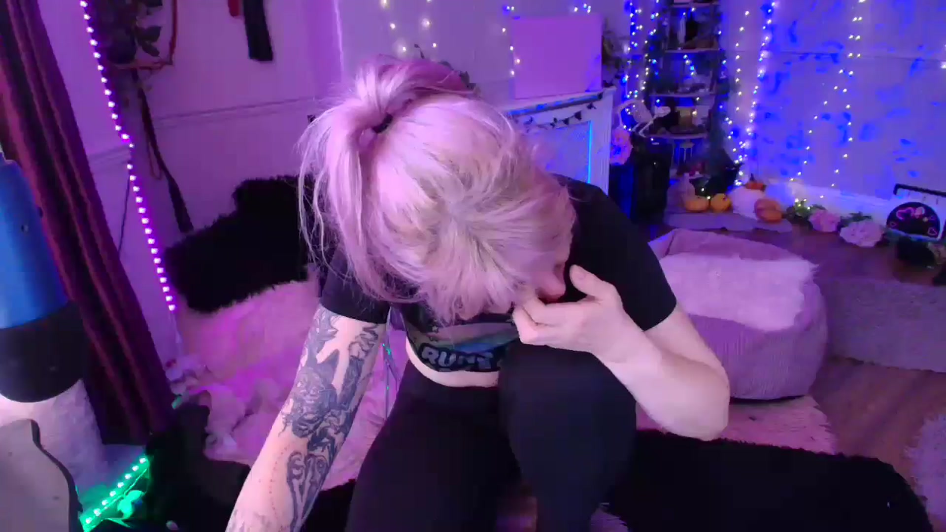 Gallery image thumbnail from LunaWolfie's myfreecams stream on, 04/03/2026, 10:48 image 15 of 20