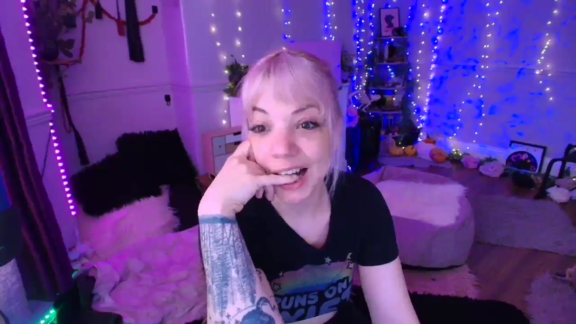 Gallery image thumbnail from LunaWolfie's myfreecams stream on, 04/03/2026, 12:19 image 20 of 20