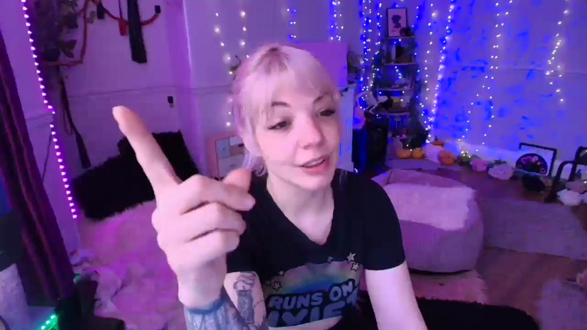 Gallery image thumbnail from LunaWolfie's myfreecams stream on, 04/03/2026, 12:19 image 18 of 20