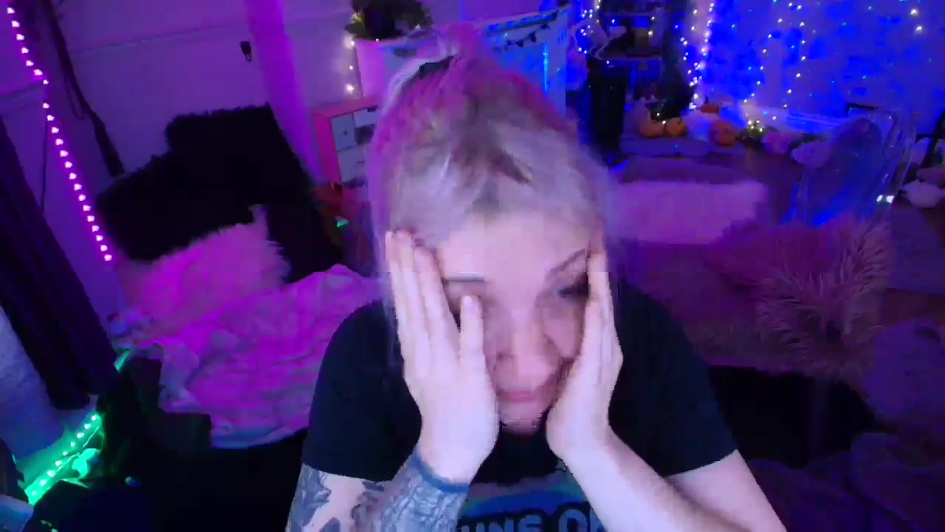 Gallery image thumbnail from LunaWolfie's myfreecams stream on, 04/03/2026, 18:20 image 16 of 20