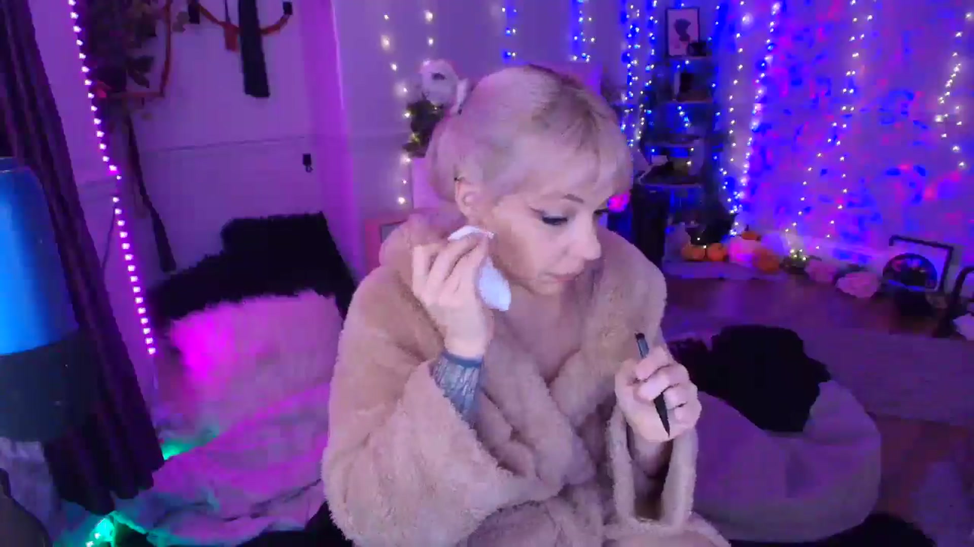 Gallery image thumbnail from LunaWolfie's myfreecams stream on, 04/04/2026, 17:53 image 17 of 20