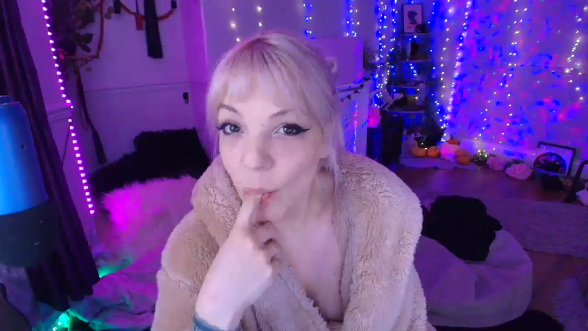 Gallery image thumbnail from LunaWolfie's myfreecams stream on, 04/04/2026, 17:53 image 20 of 20