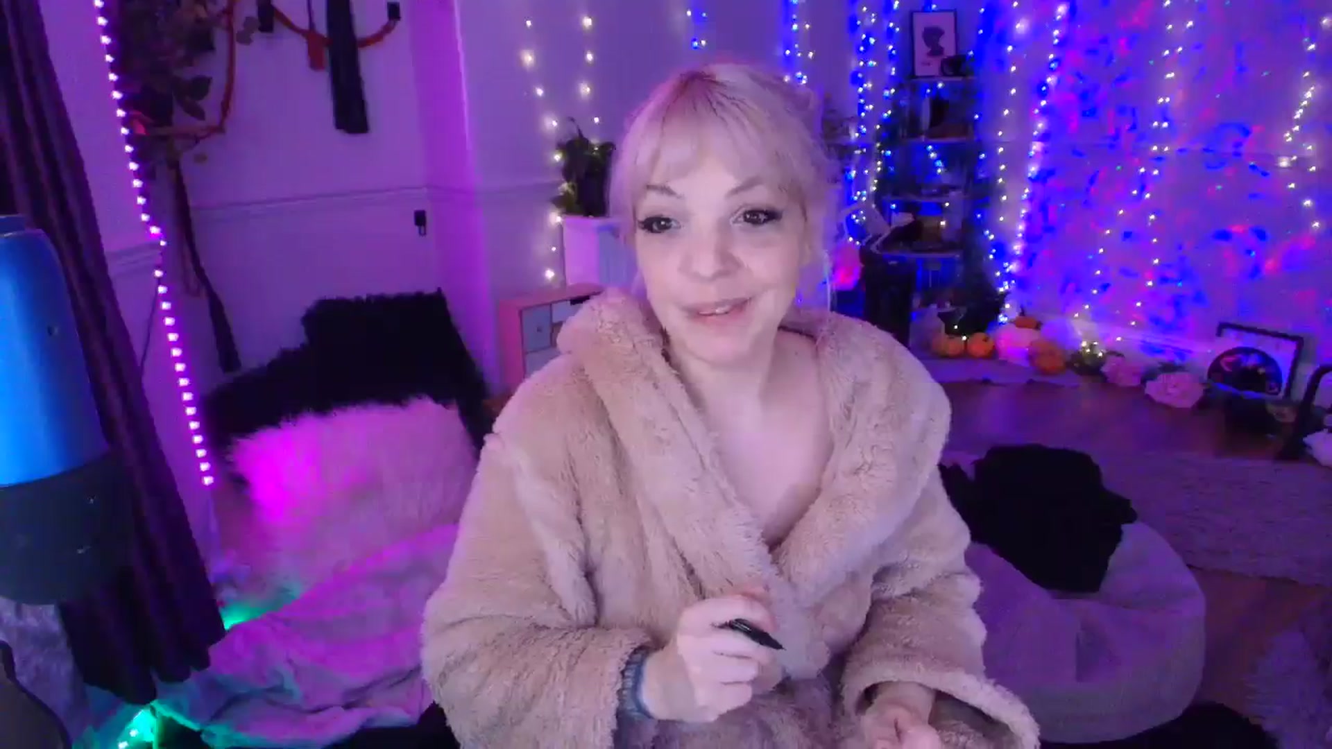 Gallery image thumbnail from LunaWolfie's myfreecams stream on, 04/04/2026, 17:53 image 18 of 20