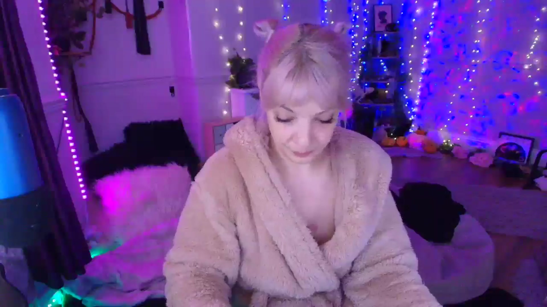 Gallery image thumbnail from LunaWolfie's myfreecams stream on, 04/04/2026, 17:53 image 13 of 20