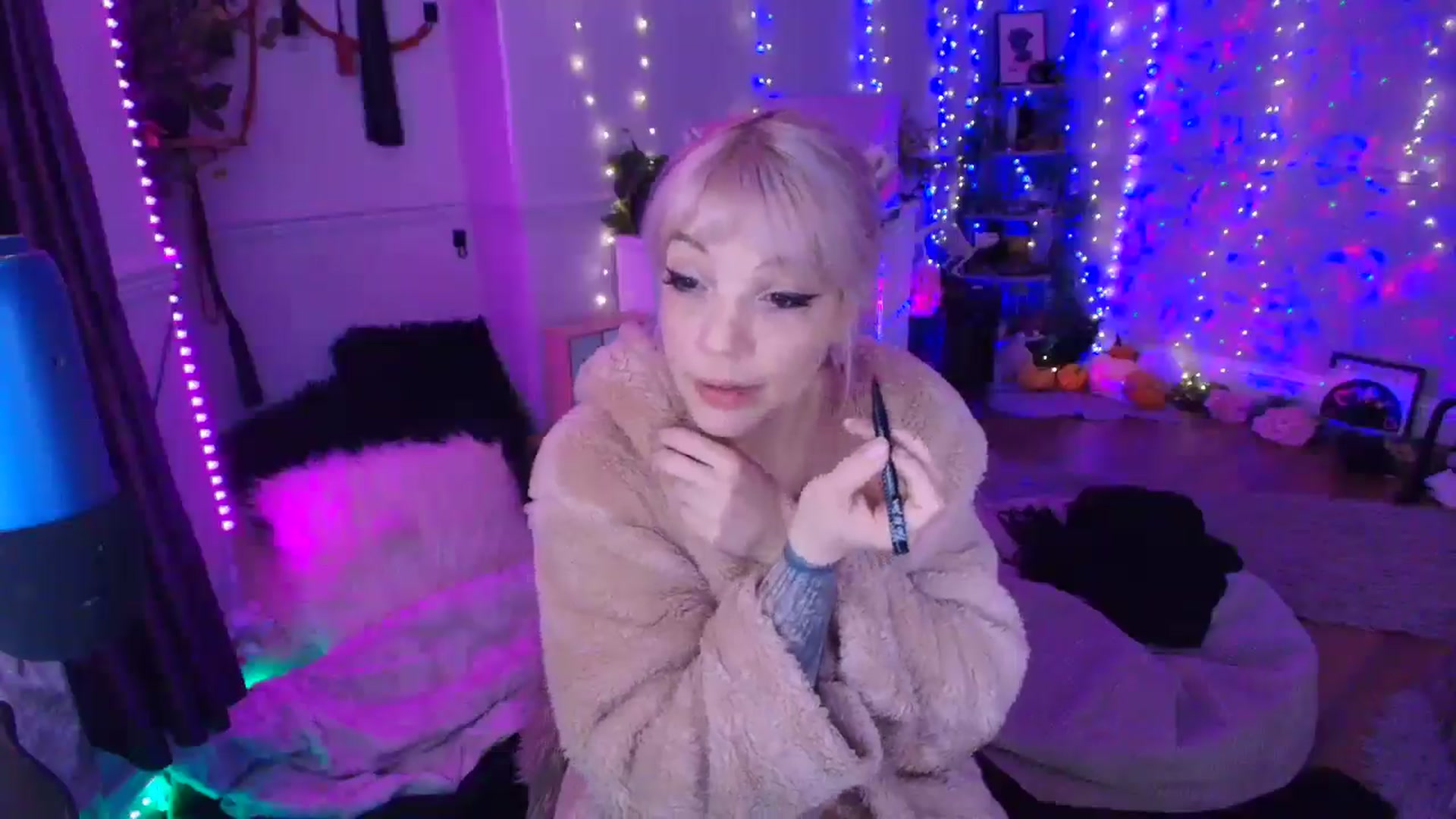 Gallery image thumbnail from LunaWolfie's myfreecams stream on, 04/04/2026, 17:53 image 19 of 20