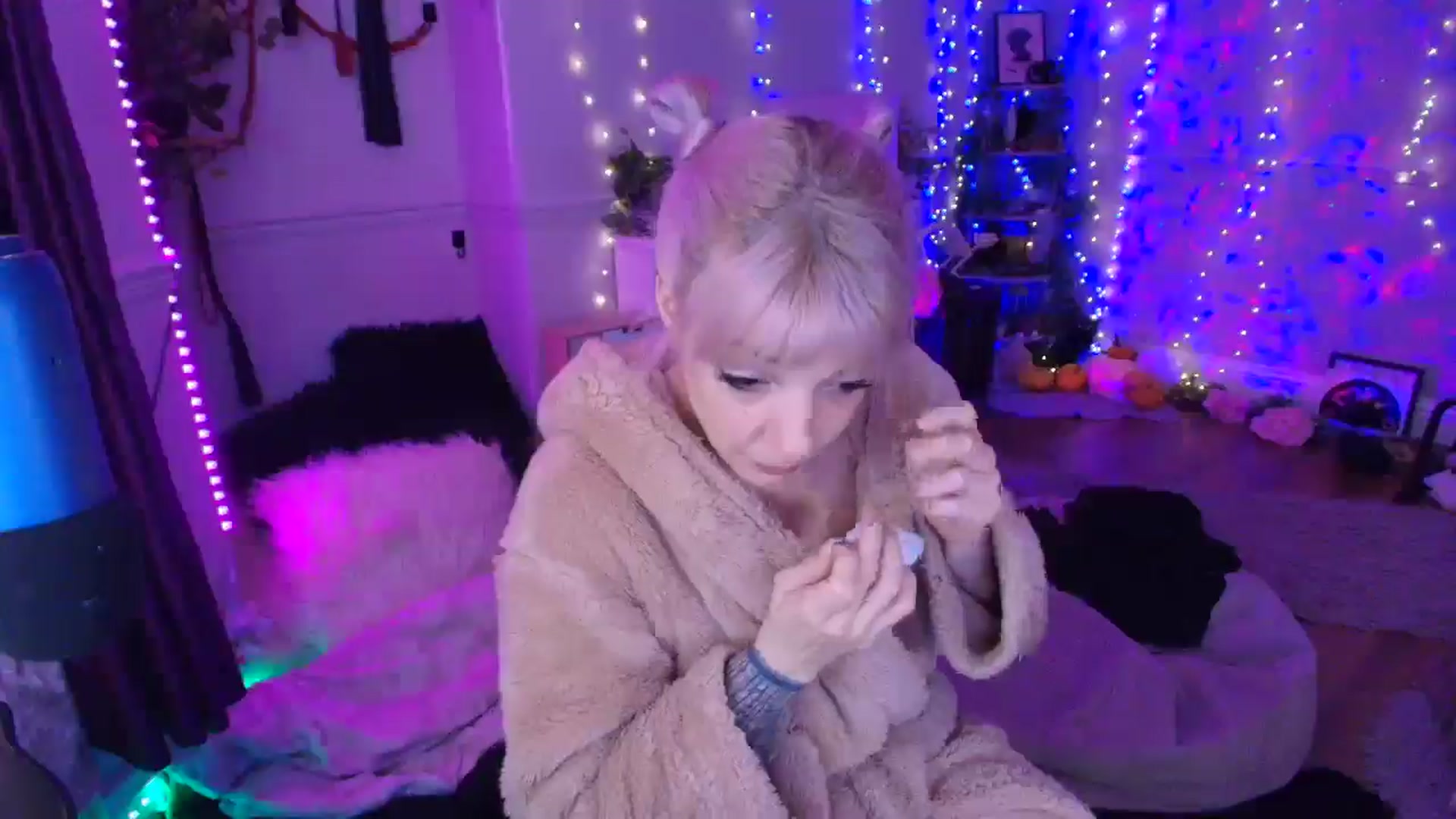 Gallery image thumbnail from LunaWolfie's myfreecams stream on, 04/04/2026, 17:53 image 16 of 20