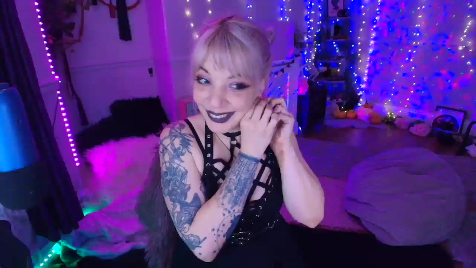 Gallery image thumbnail from LunaWolfie's myfreecams stream on, 04/04/2026, 19:57 image 7 of 20
