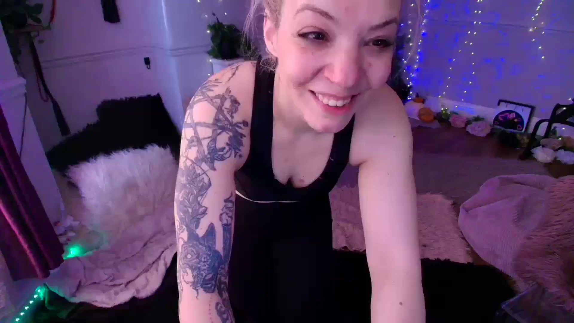 Gallery image thumbnail from LunaWolfie's myfreecams stream on, 04/07/2026, 13:16 image 12 of 20