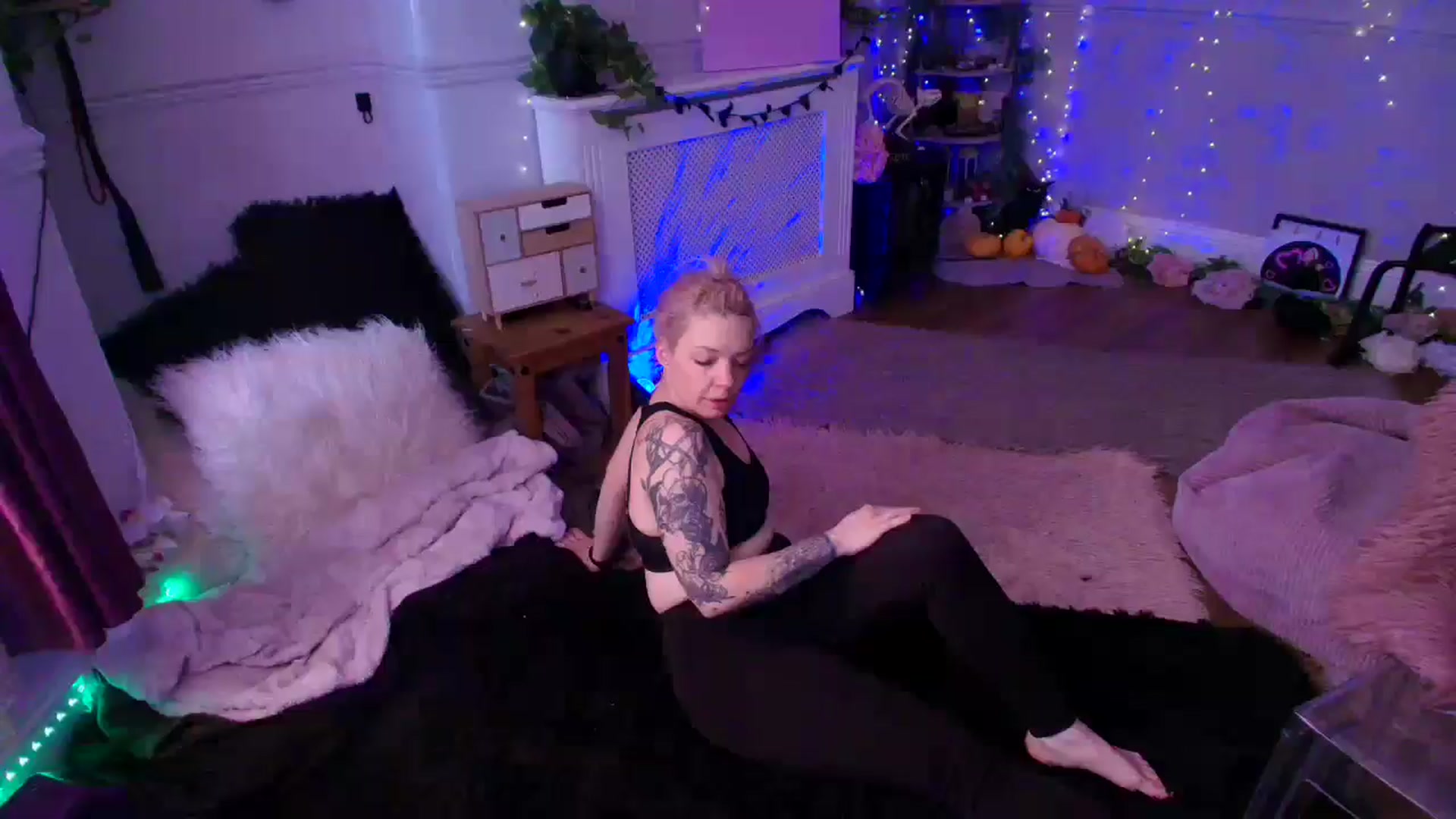 Gallery image thumbnail from LunaWolfie's myfreecams stream on, 04/07/2026, 13:16 image 17 of 20