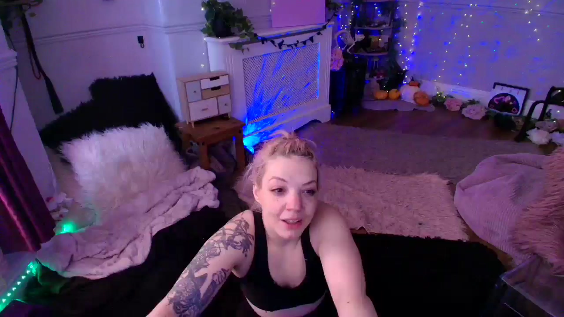 Gallery image thumbnail from LunaWolfie's myfreecams stream on, 04/07/2026, 13:16 image 18 of 20