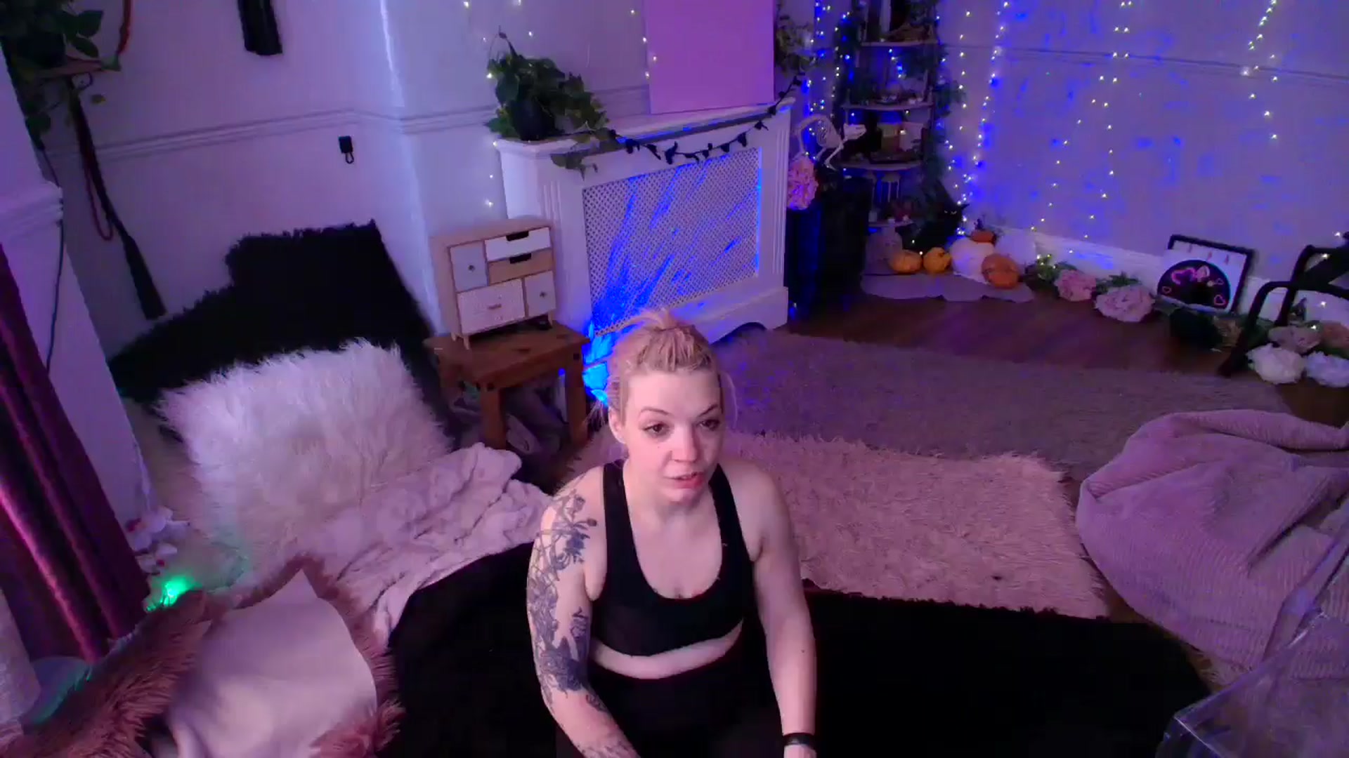 Gallery image thumbnail from LunaWolfie's myfreecams stream on, 04/07/2026, 13:16 image 7 of 20