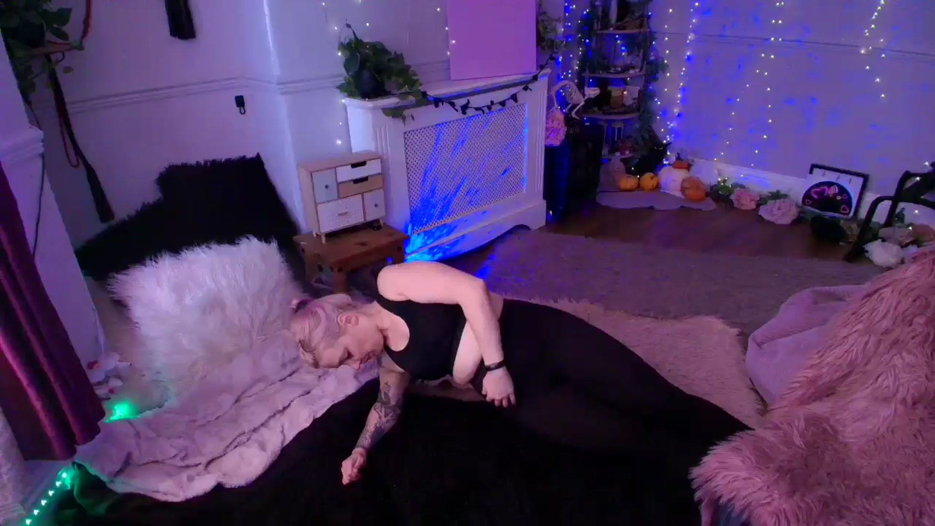 Gallery image thumbnail from LunaWolfie's myfreecams stream on, 04/07/2026, 13:16 image 2 of 20