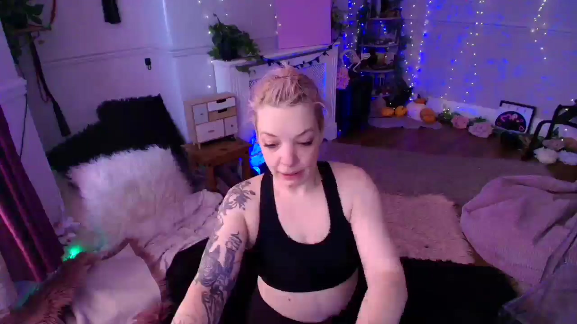 Gallery image thumbnail from LunaWolfie's myfreecams stream on, 04/07/2026, 13:16 image 4 of 20