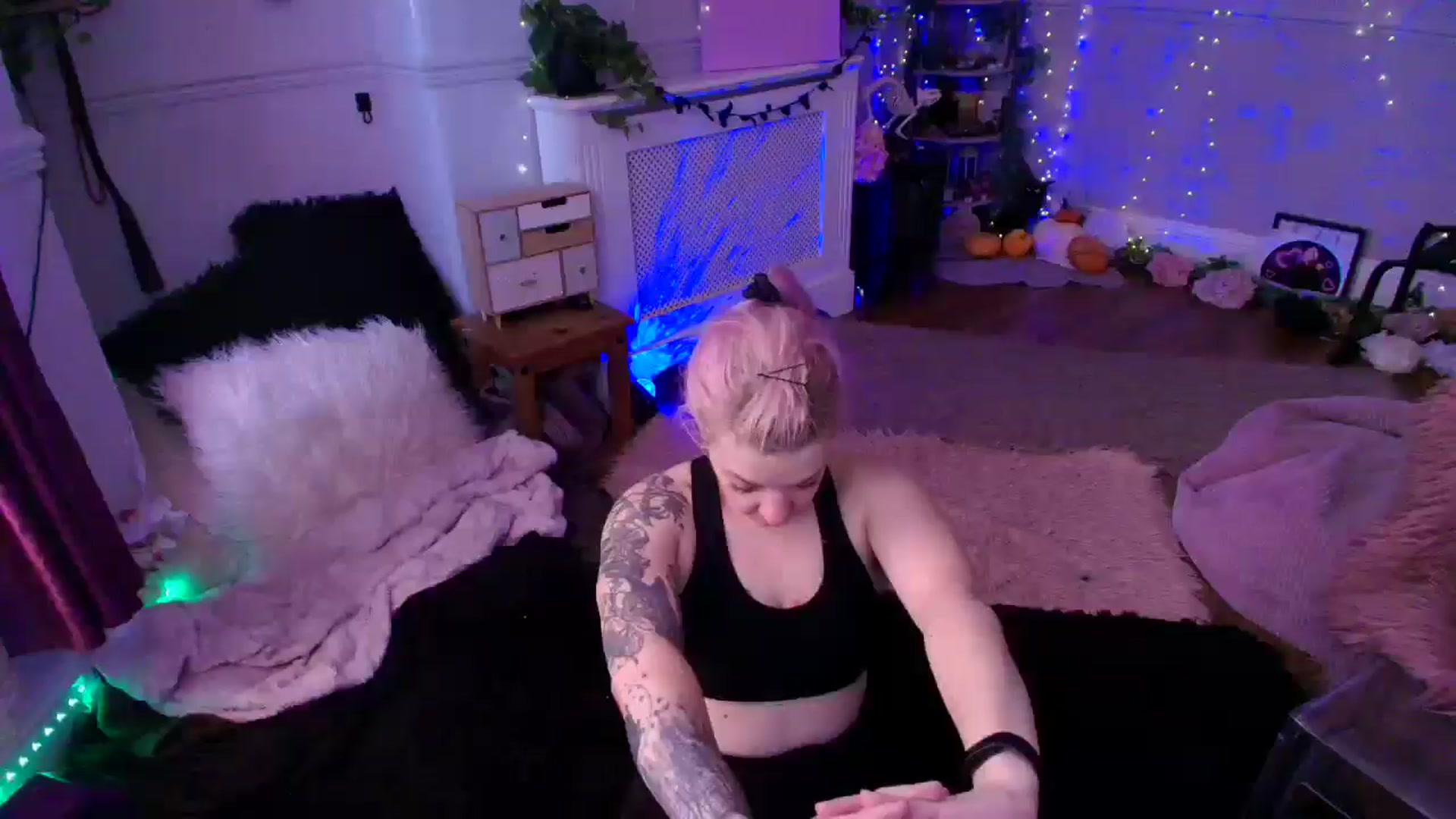 Gallery image thumbnail from LunaWolfie's myfreecams stream on, 04/07/2026, 13:16 image 19 of 20