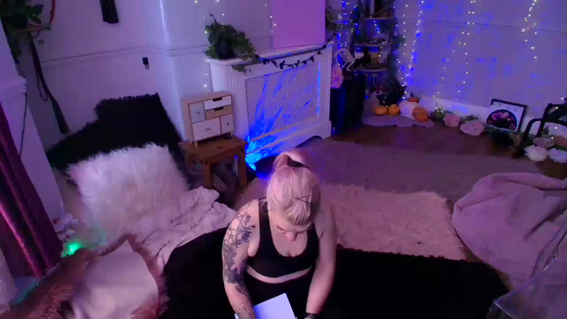 Gallery image thumbnail from LunaWolfie's myfreecams stream on, 04/07/2026, 13:16 image 6 of 20