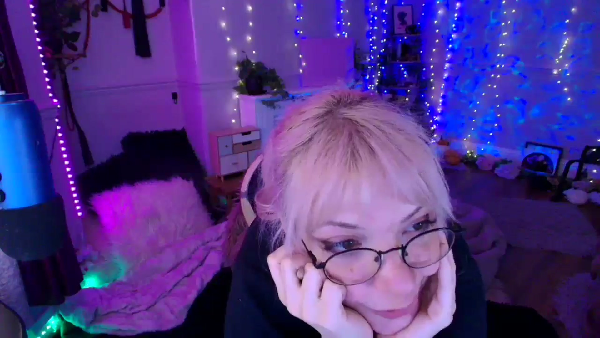 Gallery image thumbnail from LunaWolfie's myfreecams stream on, 04/07/2026, 18:11 image 18 of 20