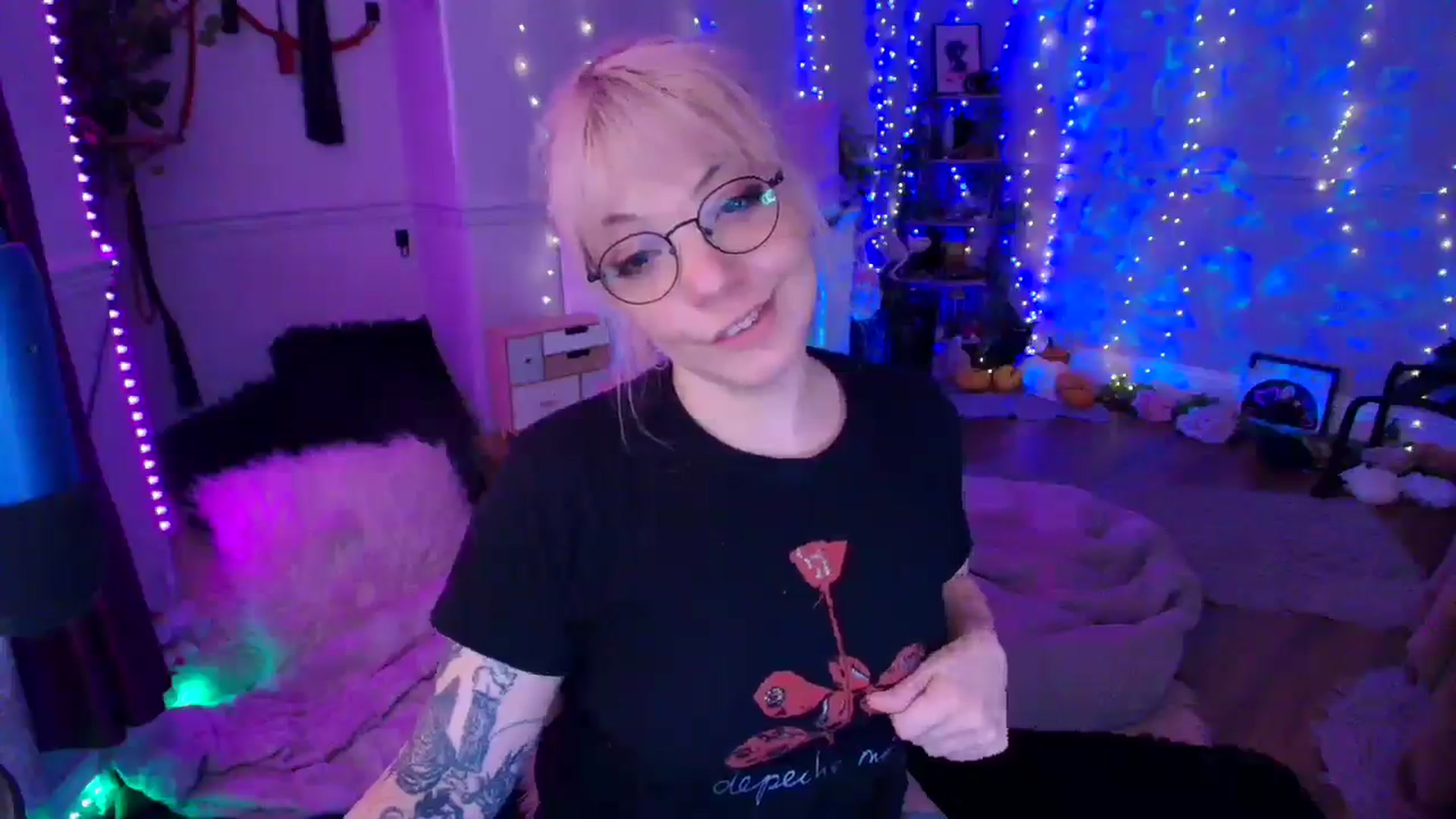Gallery image thumbnail from LunaWolfie's myfreecams stream on, 04/07/2026, 18:11 image 12 of 20