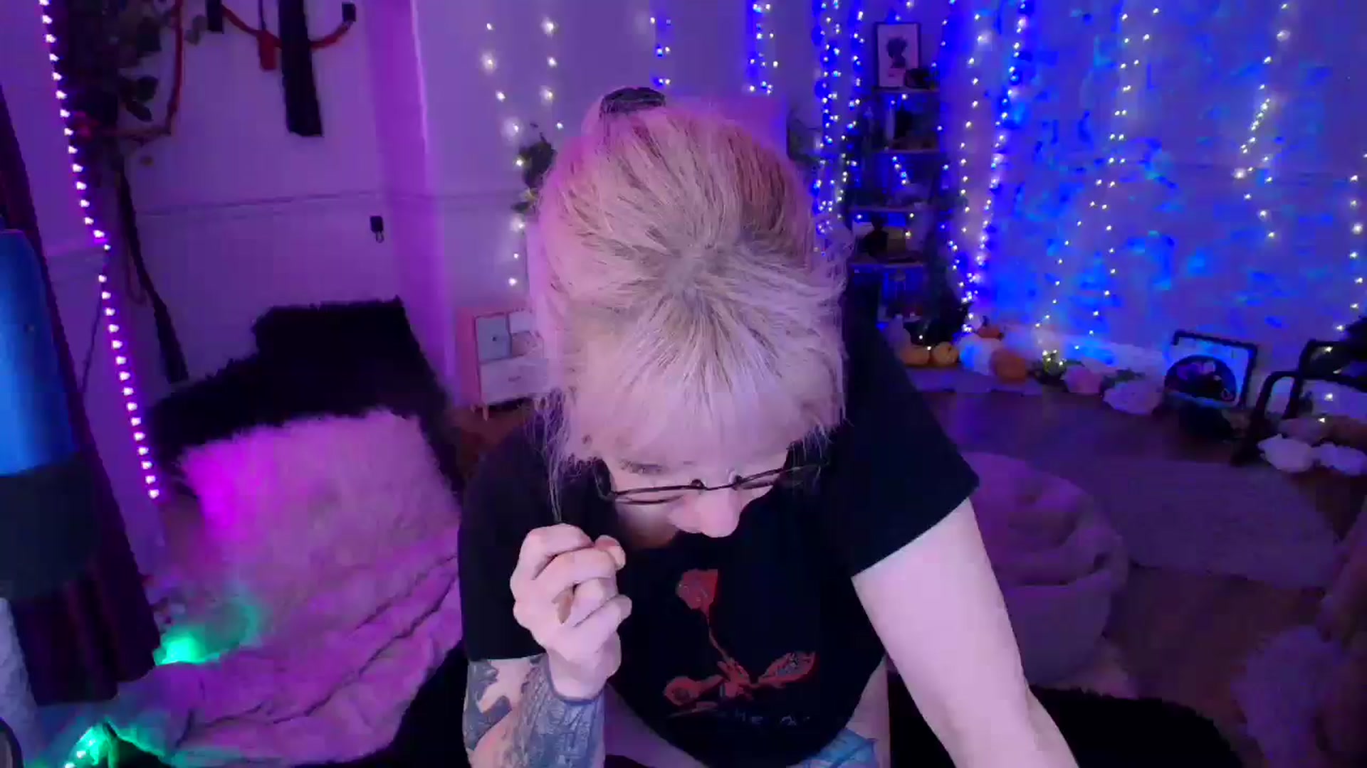 Gallery image thumbnail from LunaWolfie's myfreecams stream on, 04/07/2026, 18:11 image 9 of 20