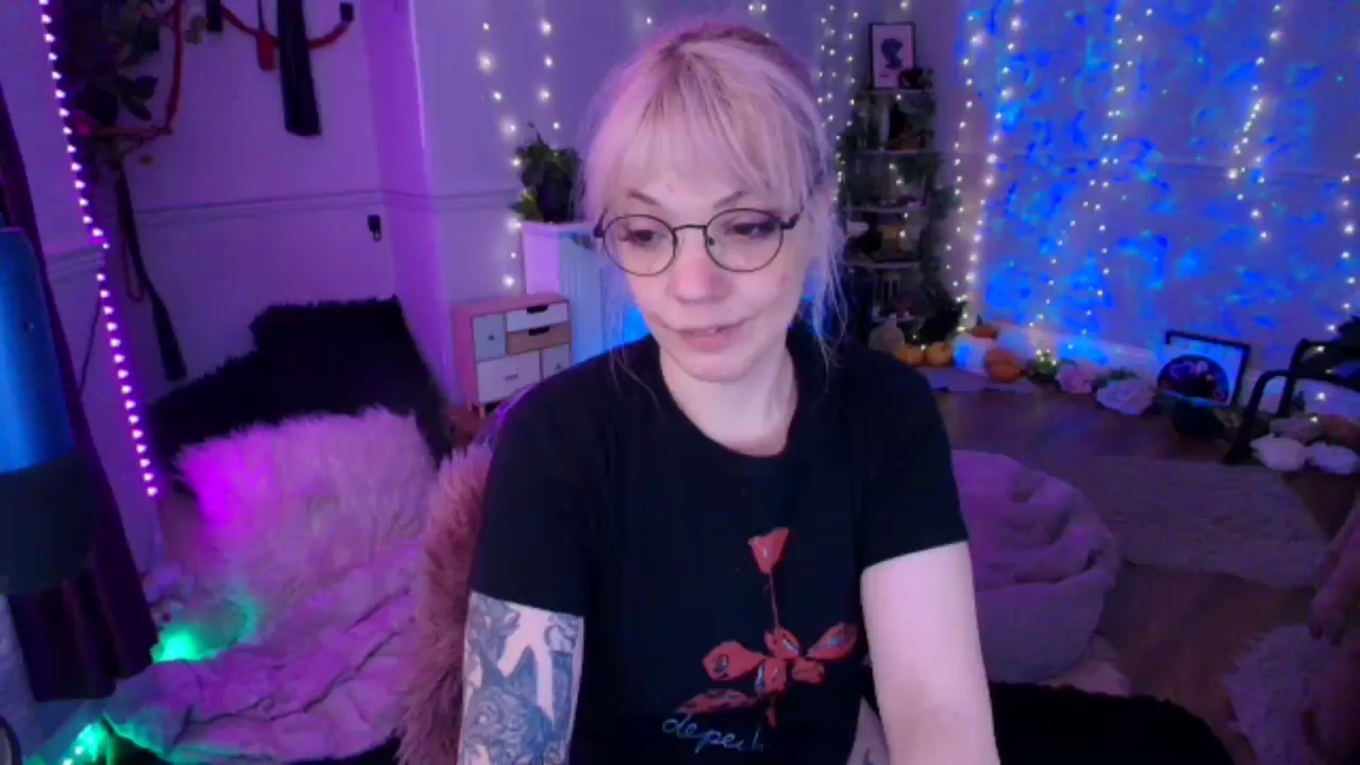 Gallery image thumbnail from LunaWolfie's myfreecams stream on, 04/07/2026, 18:11 image 1 of 20