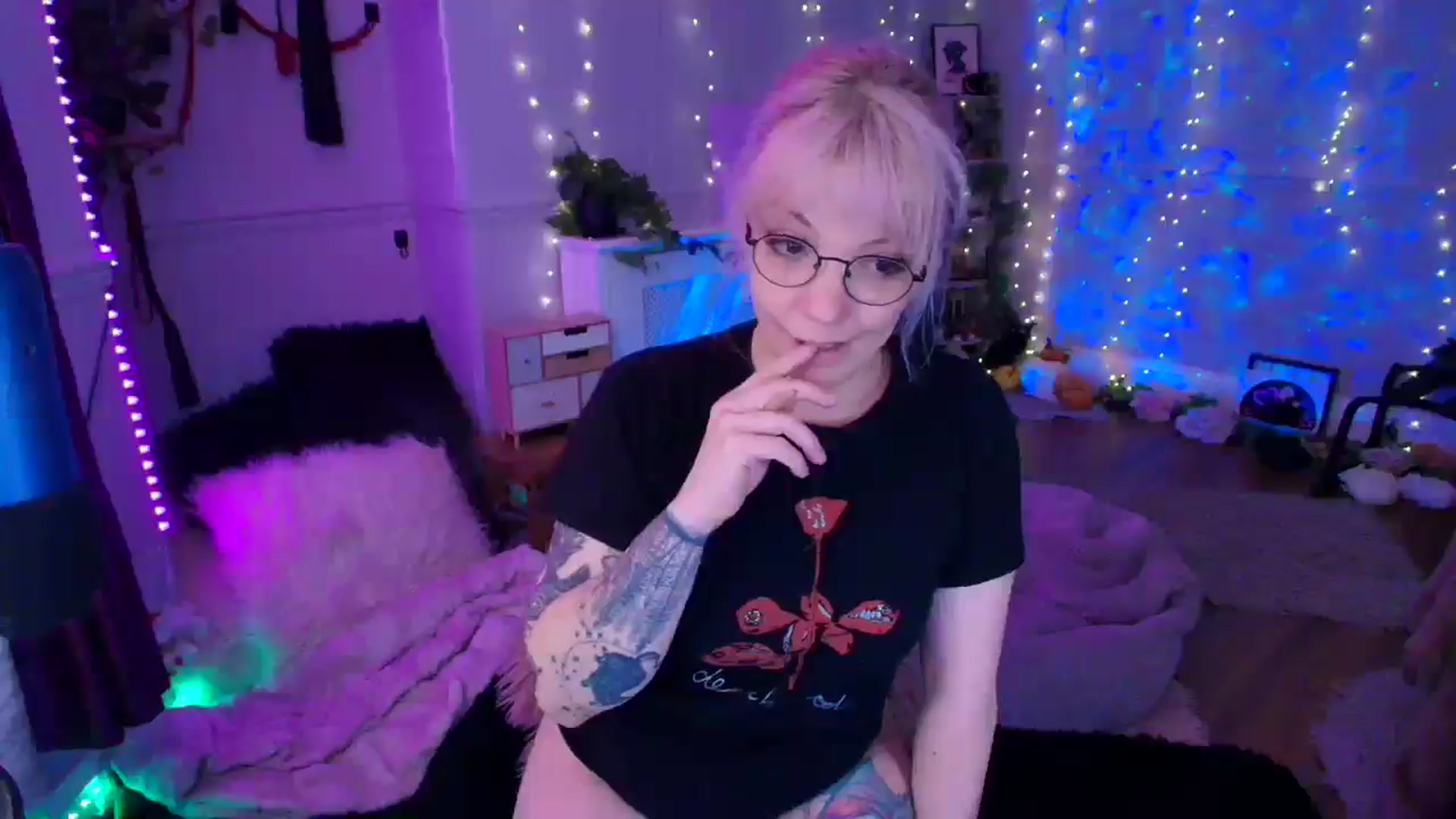 Gallery image thumbnail from LunaWolfie's myfreecams stream on, 04/07/2026, 18:11 image 2 of 20