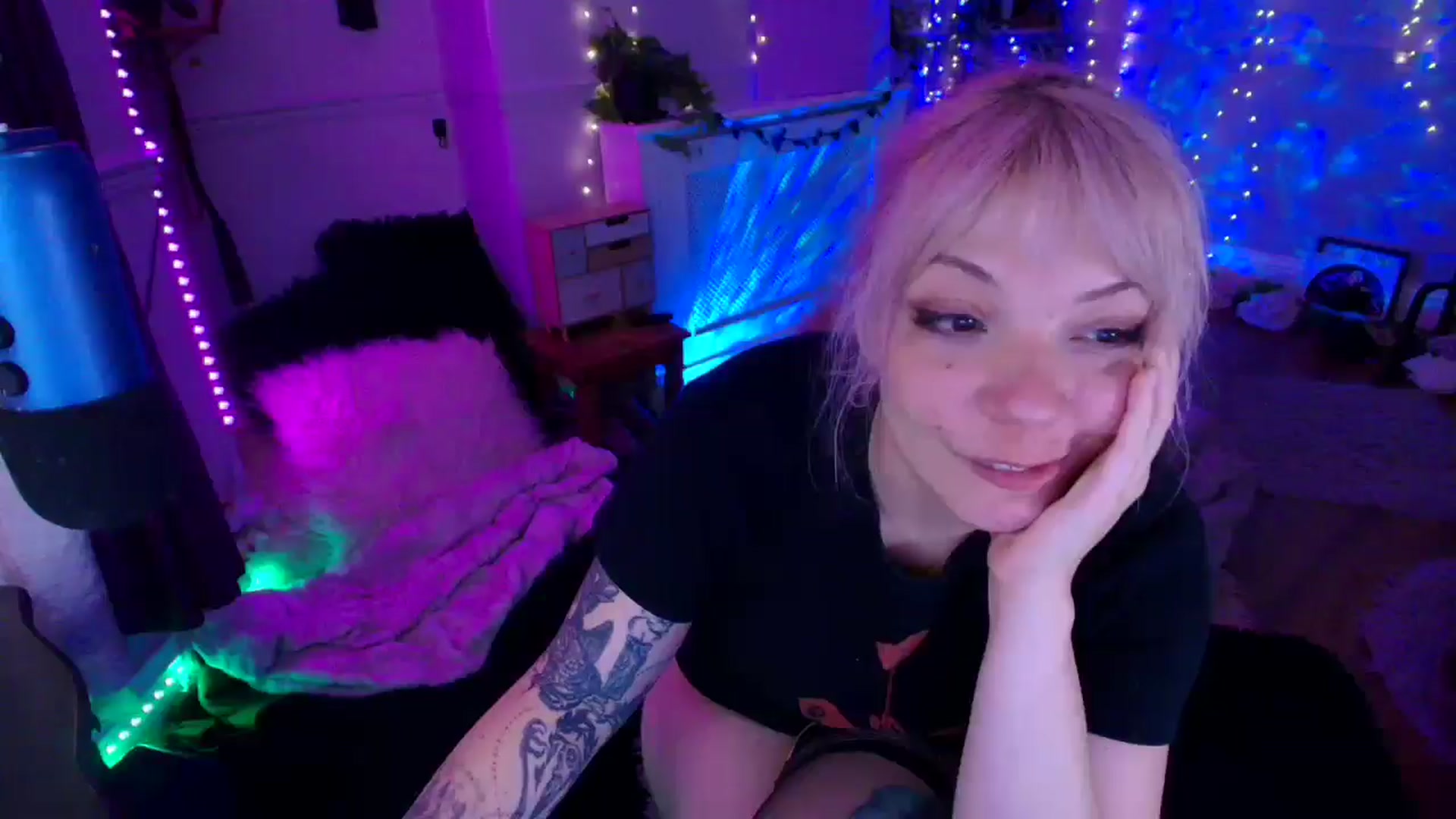 Gallery image thumbnail from LunaWolfie's myfreecams stream on, 04/07/2026, 18:49 image 13 of 20