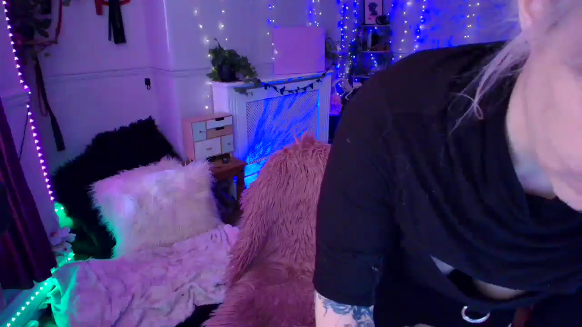 Gallery image thumbnail from LunaWolfie's myfreecams stream on, 04/10/2026, 12:21 image 3 of 20