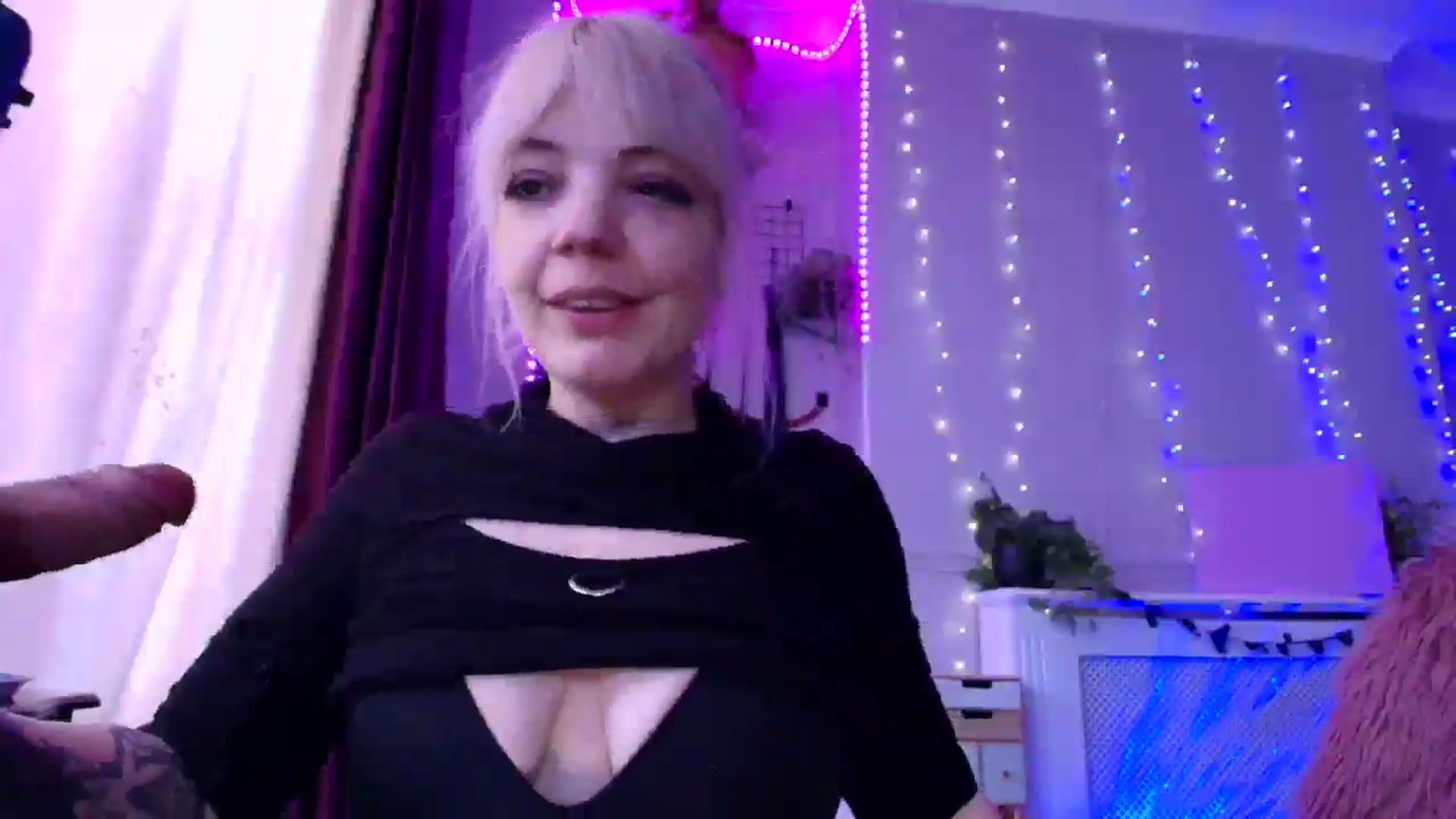 Gallery image thumbnail from LunaWolfie's myfreecams stream on, 04/10/2026, 12:21 image 8 of 20