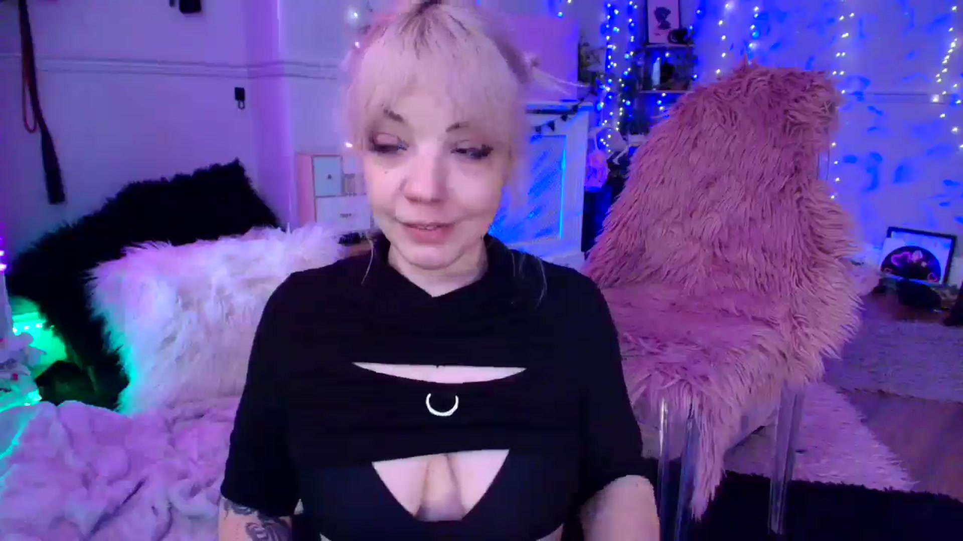 Gallery image thumbnail from LunaWolfie's myfreecams stream on, 04/10/2026, 12:21 image 9 of 20