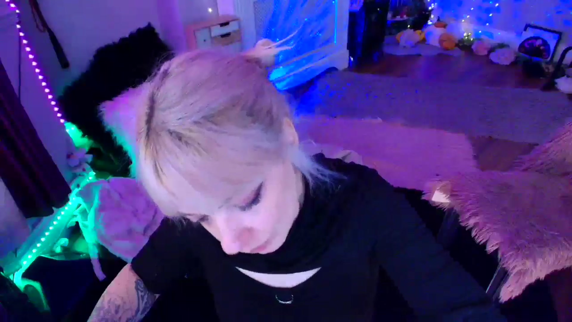 Gallery image thumbnail from LunaWolfie's myfreecams stream on, 04/10/2026, 12:21 image 13 of 20