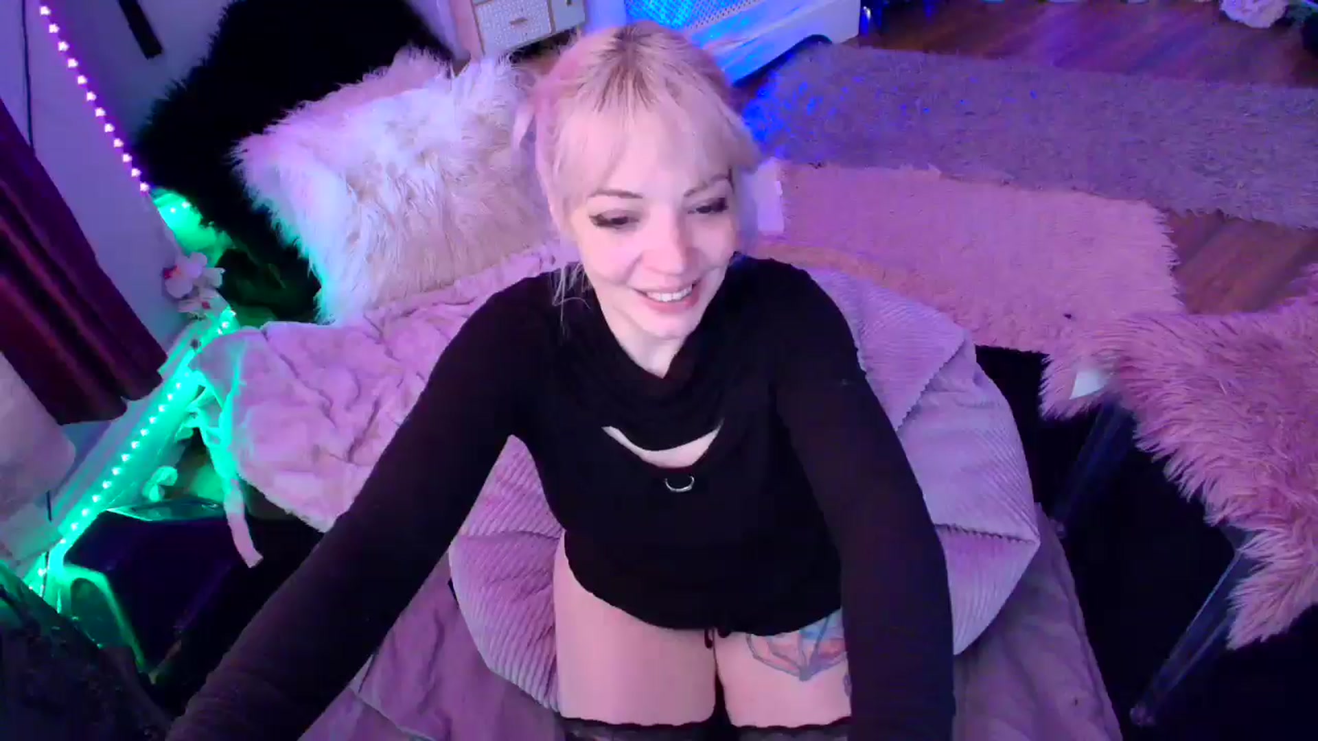 Gallery image thumbnail from LunaWolfie's myfreecams stream on, 04/10/2026, 13:01 image 4 of 20