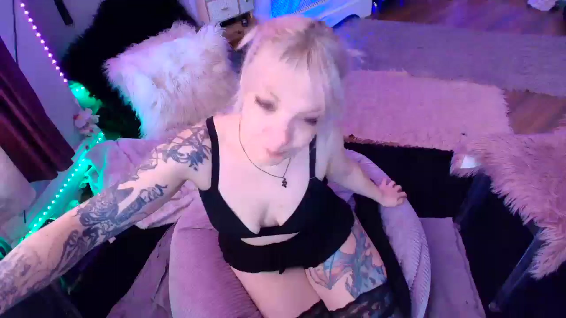 Gallery image thumbnail from LunaWolfie's myfreecams stream on, 04/10/2026, 13:17 image 6 of 20