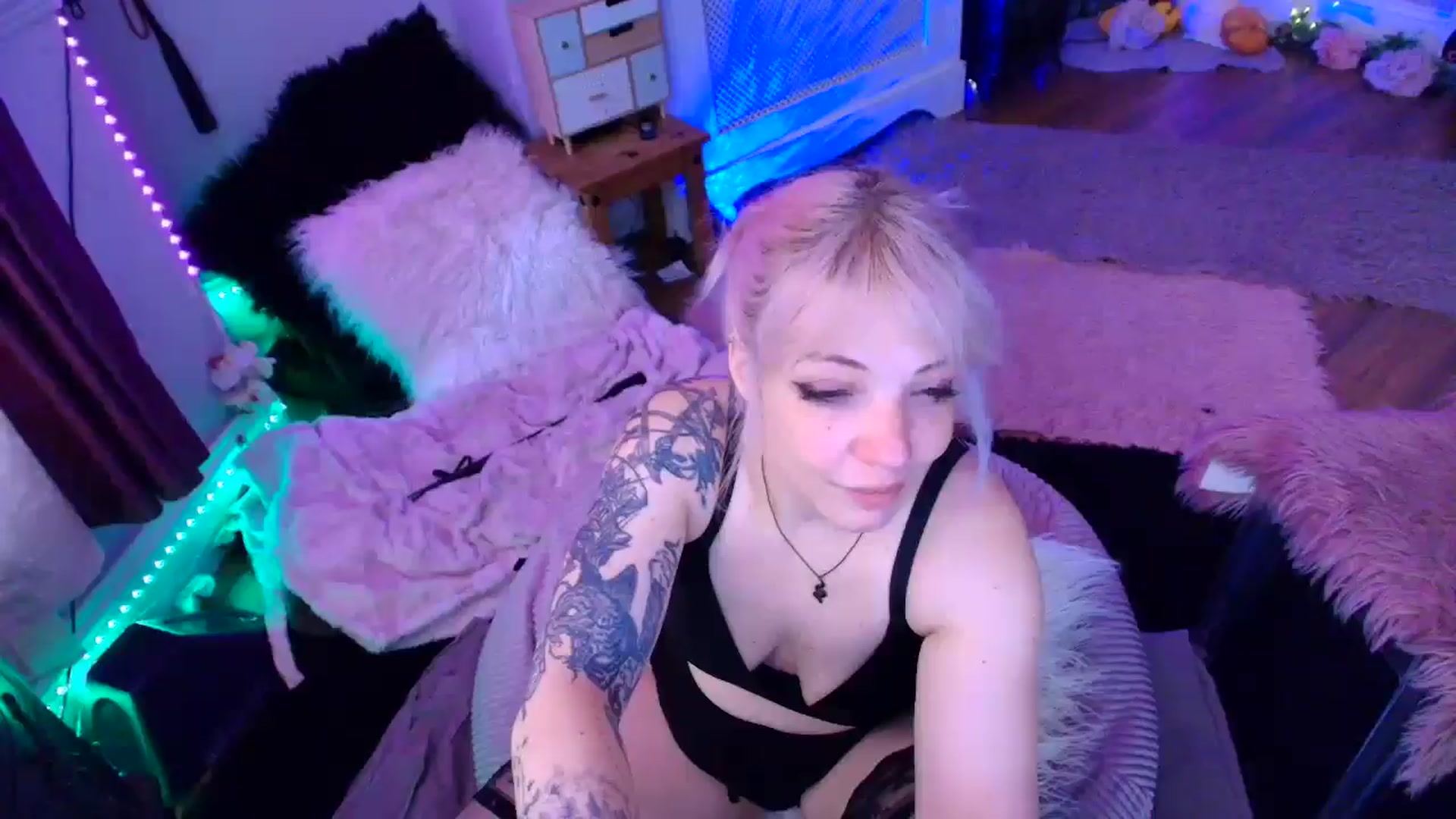 Gallery image thumbnail from LunaWolfie's myfreecams stream on, 04/10/2026, 14:14 image 16 of 20