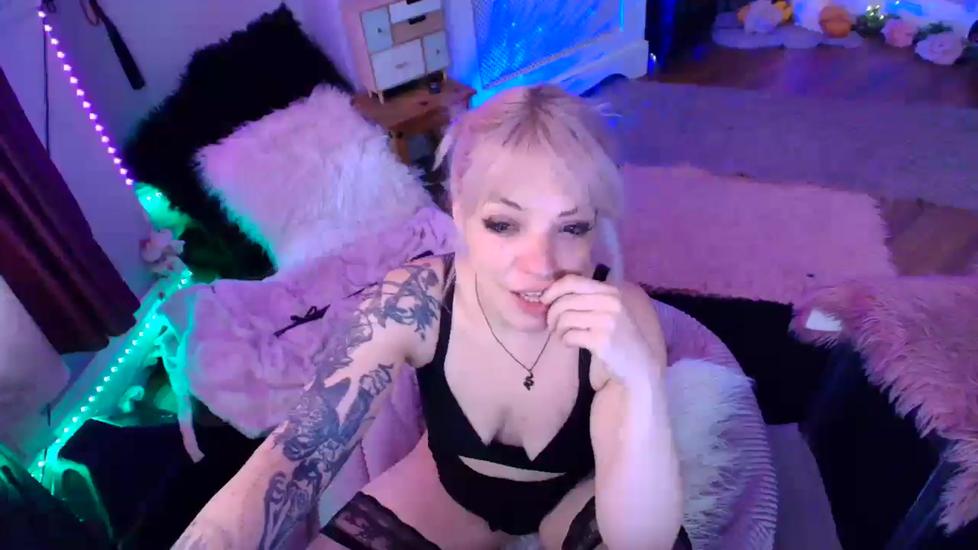 Gallery image thumbnail from LunaWolfie's myfreecams stream on, 04/10/2026, 14:14 image 13 of 20