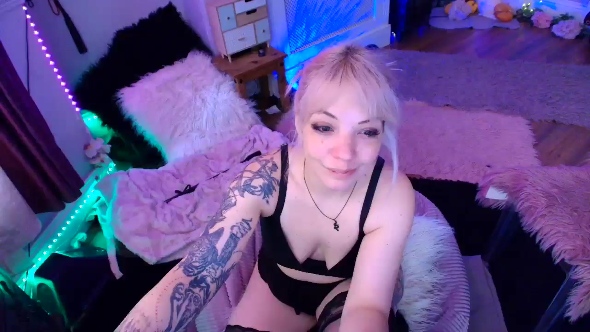 Gallery image thumbnail from LunaWolfie's myfreecams stream on, 04/10/2026, 14:14 image 7 of 20