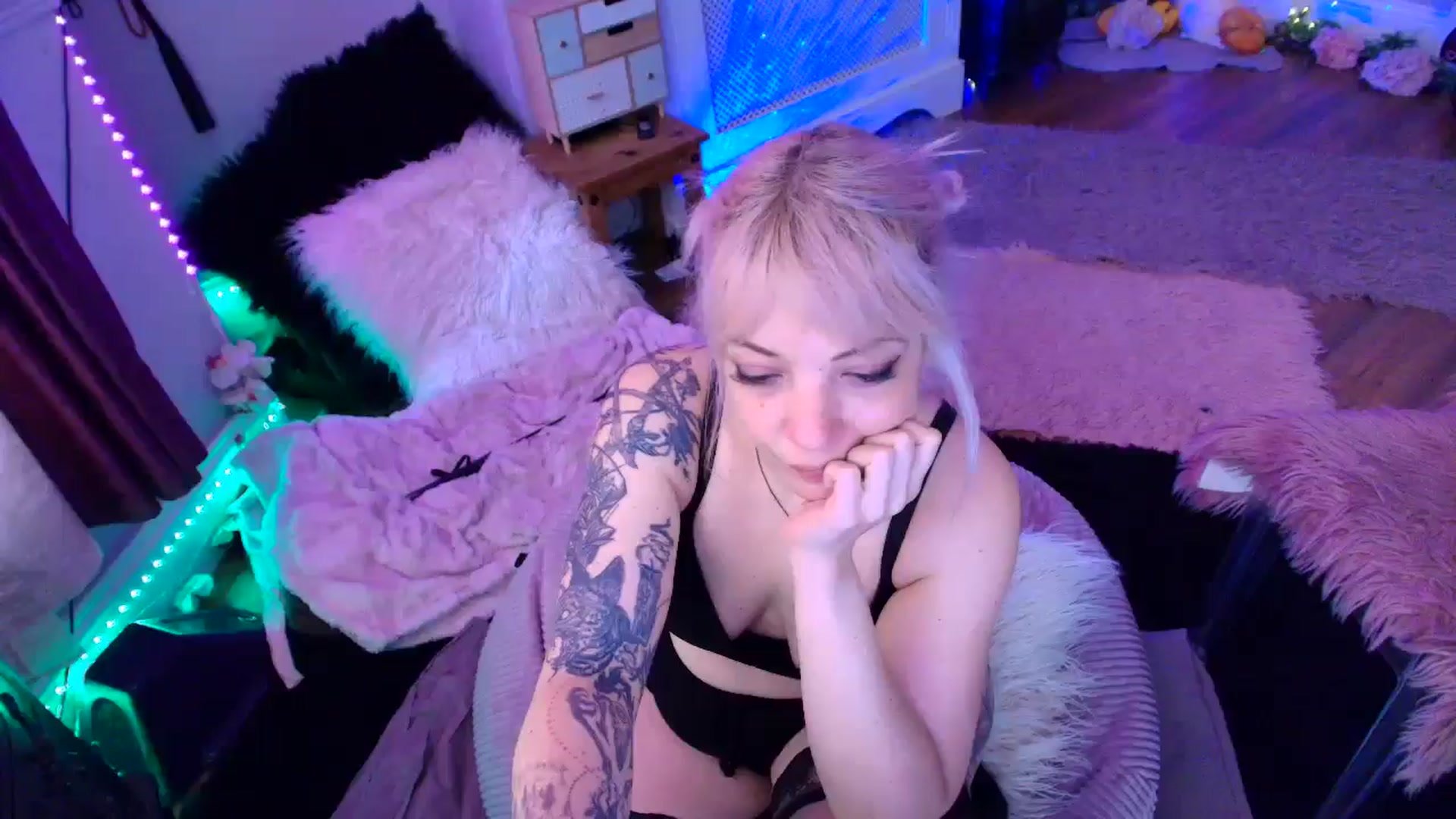 Gallery image thumbnail from LunaWolfie's myfreecams stream on, 04/10/2026, 14:14 image 3 of 20