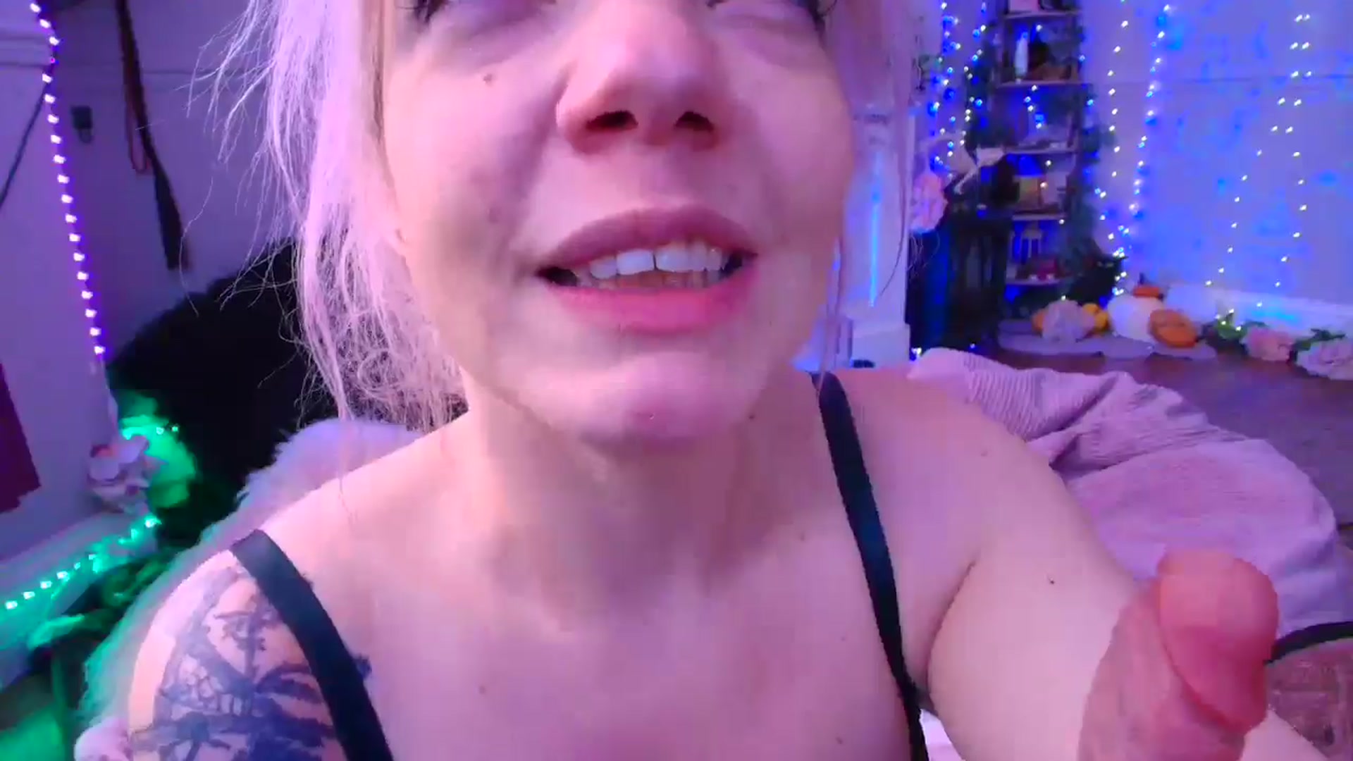 Gallery image thumbnail from LunaWolfie's myfreecams stream on, 04/11/2026, 13:35 image 18 of 20
