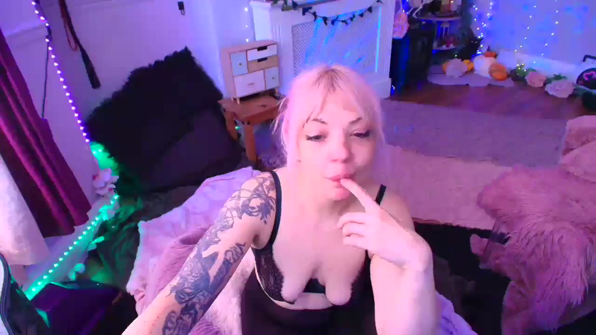 Gallery image thumbnail from LunaWolfie's myfreecams stream on, 04/11/2026, 13:35 image 9 of 20