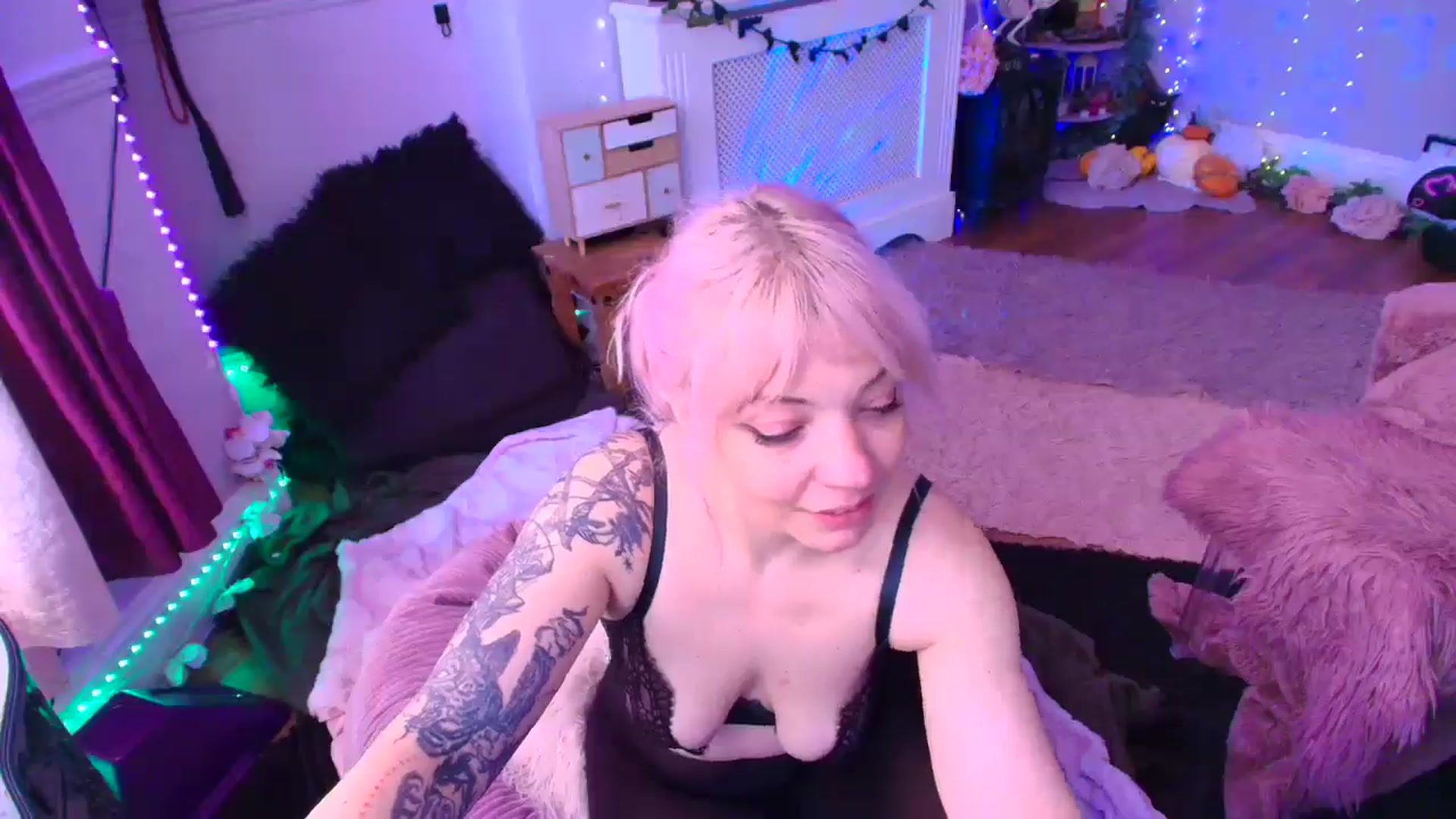 Gallery image thumbnail from LunaWolfie's myfreecams stream on, 04/11/2026, 13:35 image 8 of 20