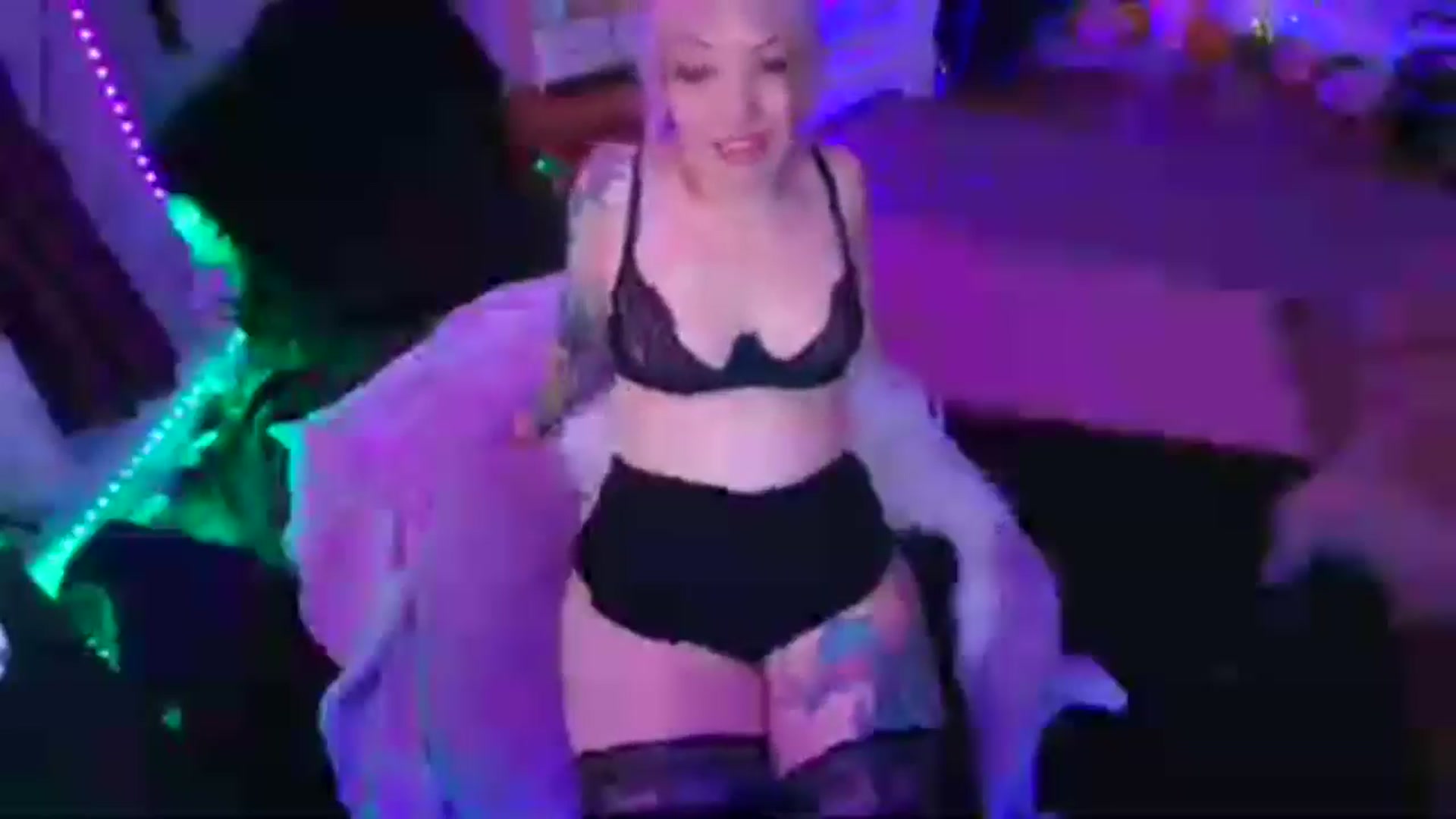 Gallery image thumbnail from LunaWolfie's myfreecams stream on, 04/11/2026, 17:10 image 16 of 20