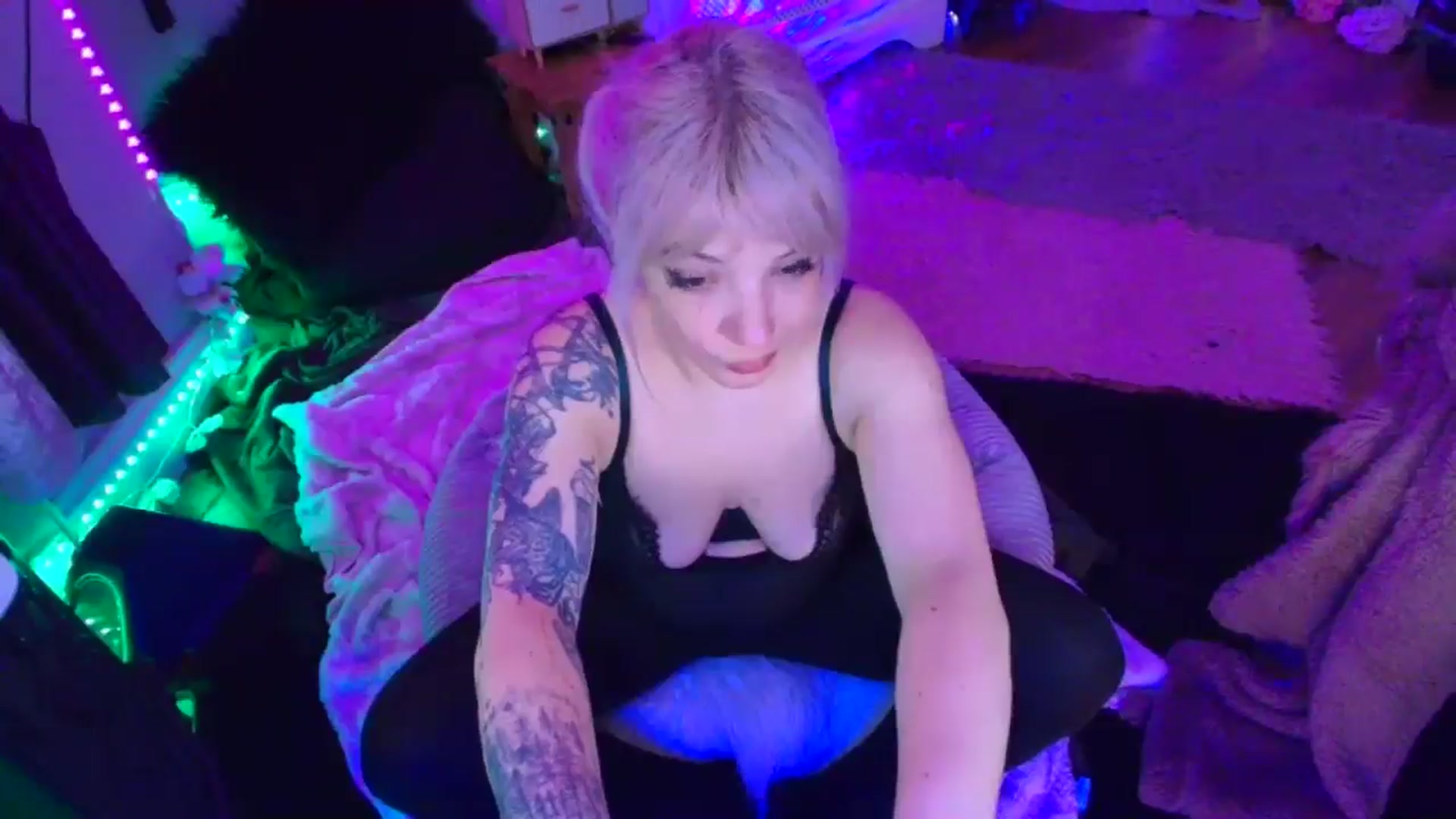 Gallery image thumbnail from LunaWolfie's myfreecams stream on, 04/11/2026, 18:39 image 19 of 20