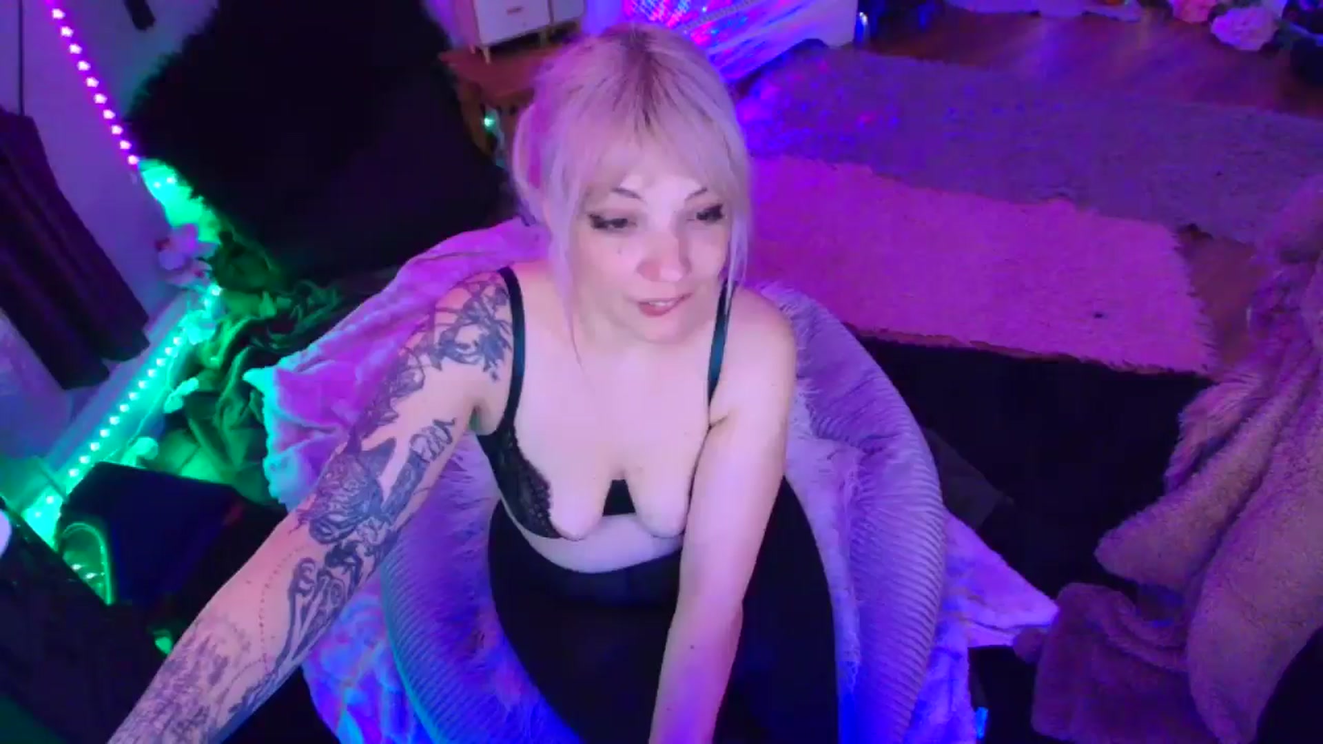 Gallery image thumbnail from LunaWolfie's myfreecams stream on, 04/11/2026, 18:39 image 14 of 20