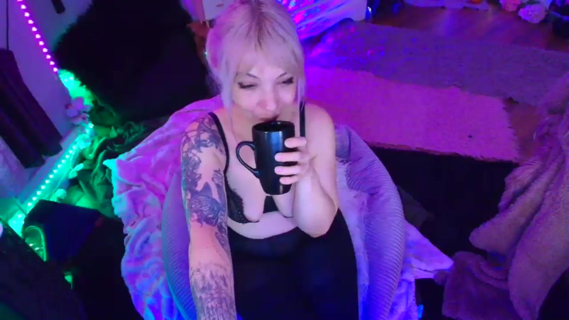 Gallery image thumbnail from LunaWolfie's myfreecams stream on, 04/11/2026, 18:39 image 9 of 20