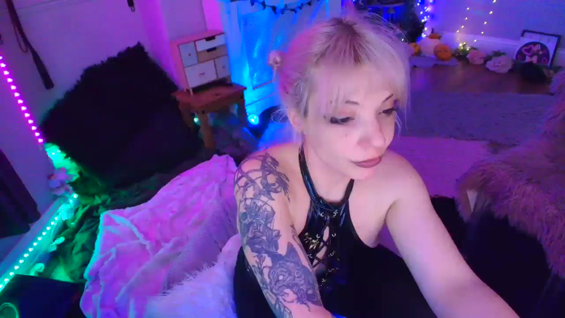 Gallery image thumbnail from LunaWolfie's myfreecams stream on, 04/13/2026, 22:28 image 5 of 20