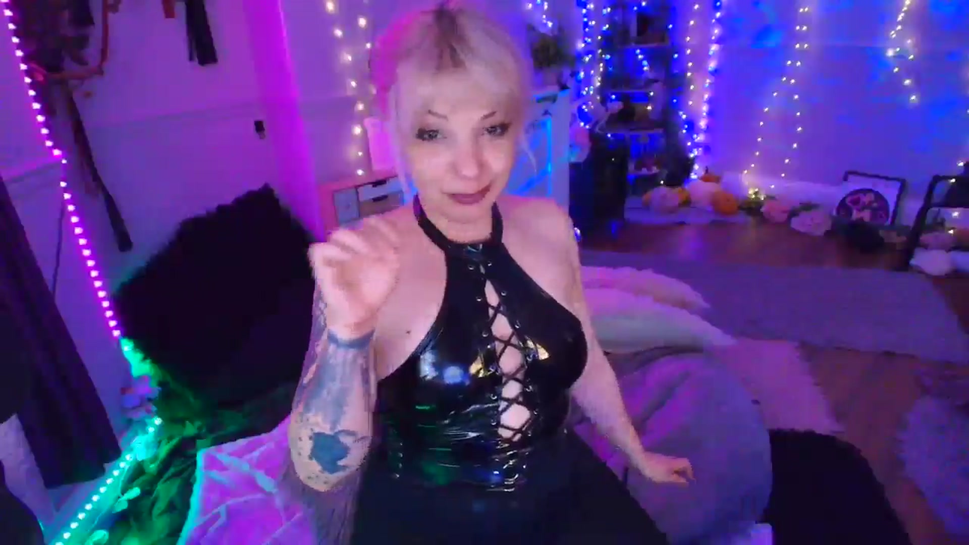Gallery image thumbnail from LunaWolfie's myfreecams stream on, 04/13/2026, 22:28 image 18 of 20