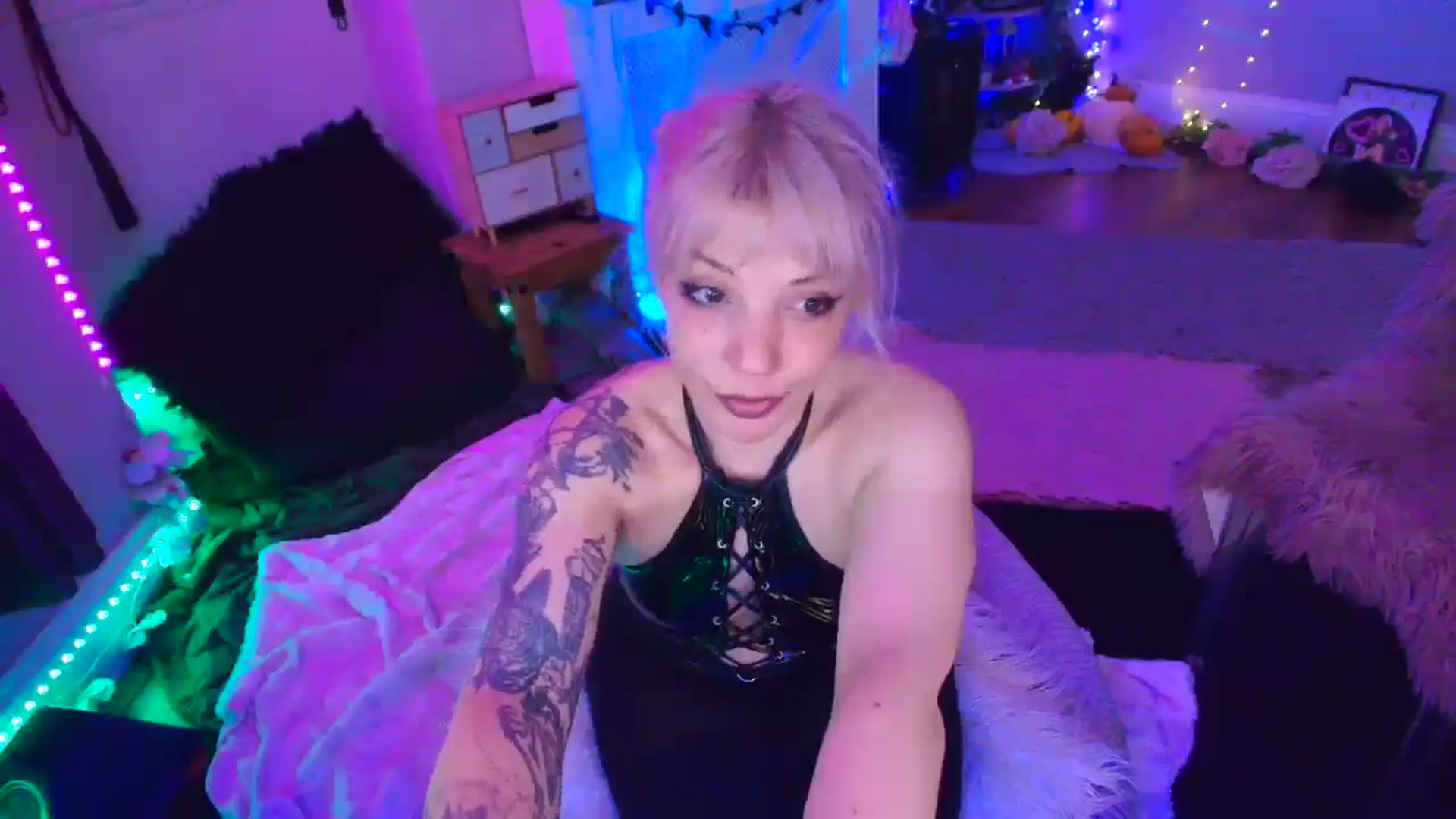 Gallery image thumbnail from LunaWolfie's myfreecams stream on, 04/13/2026, 22:28 image 2 of 20